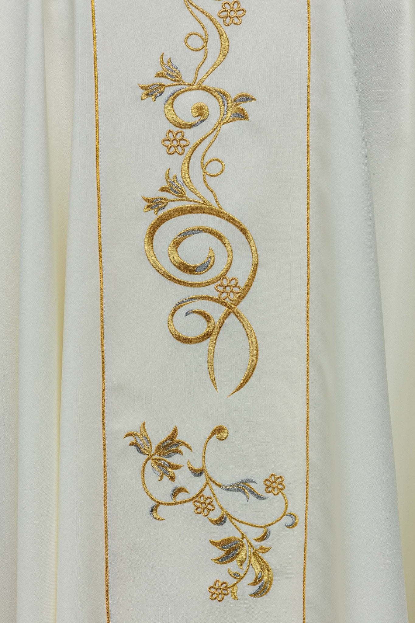 Casula bordada com imagem de Santa Faustina