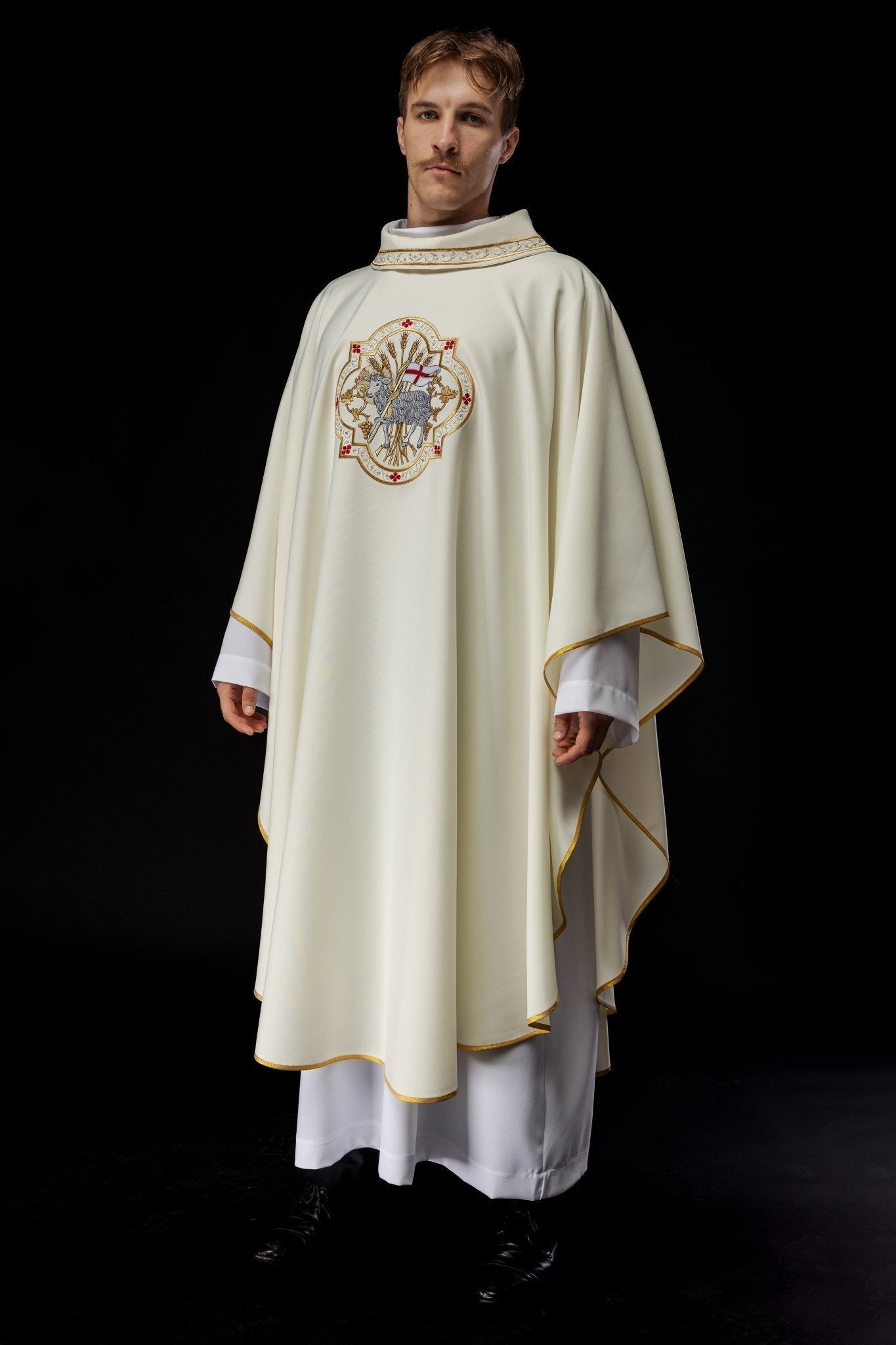 Casula bordada com motivo de Cordeiro de Deus na cor creme