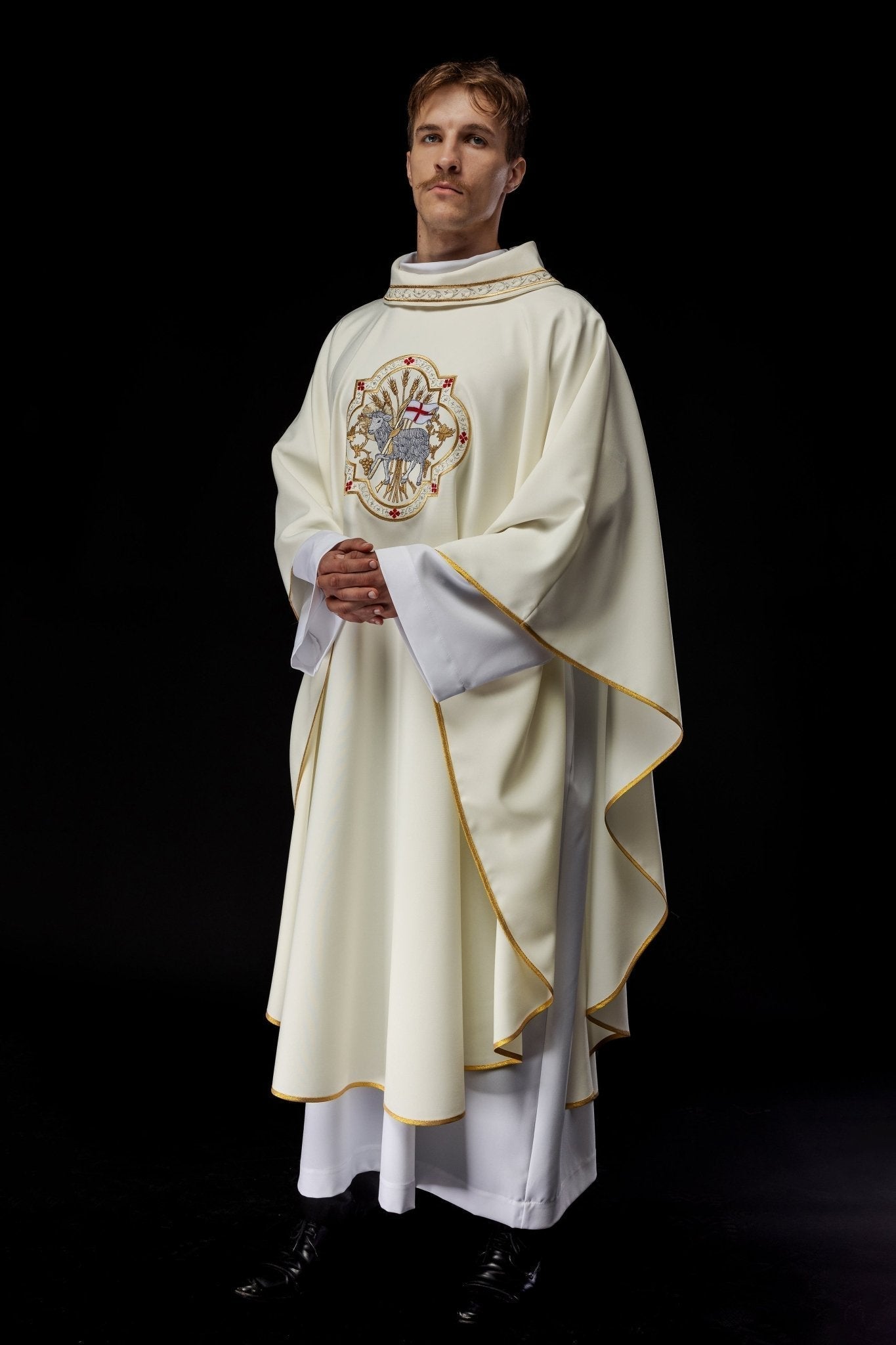 Casula bordada com motivo de Cordeiro de Deus na cor creme