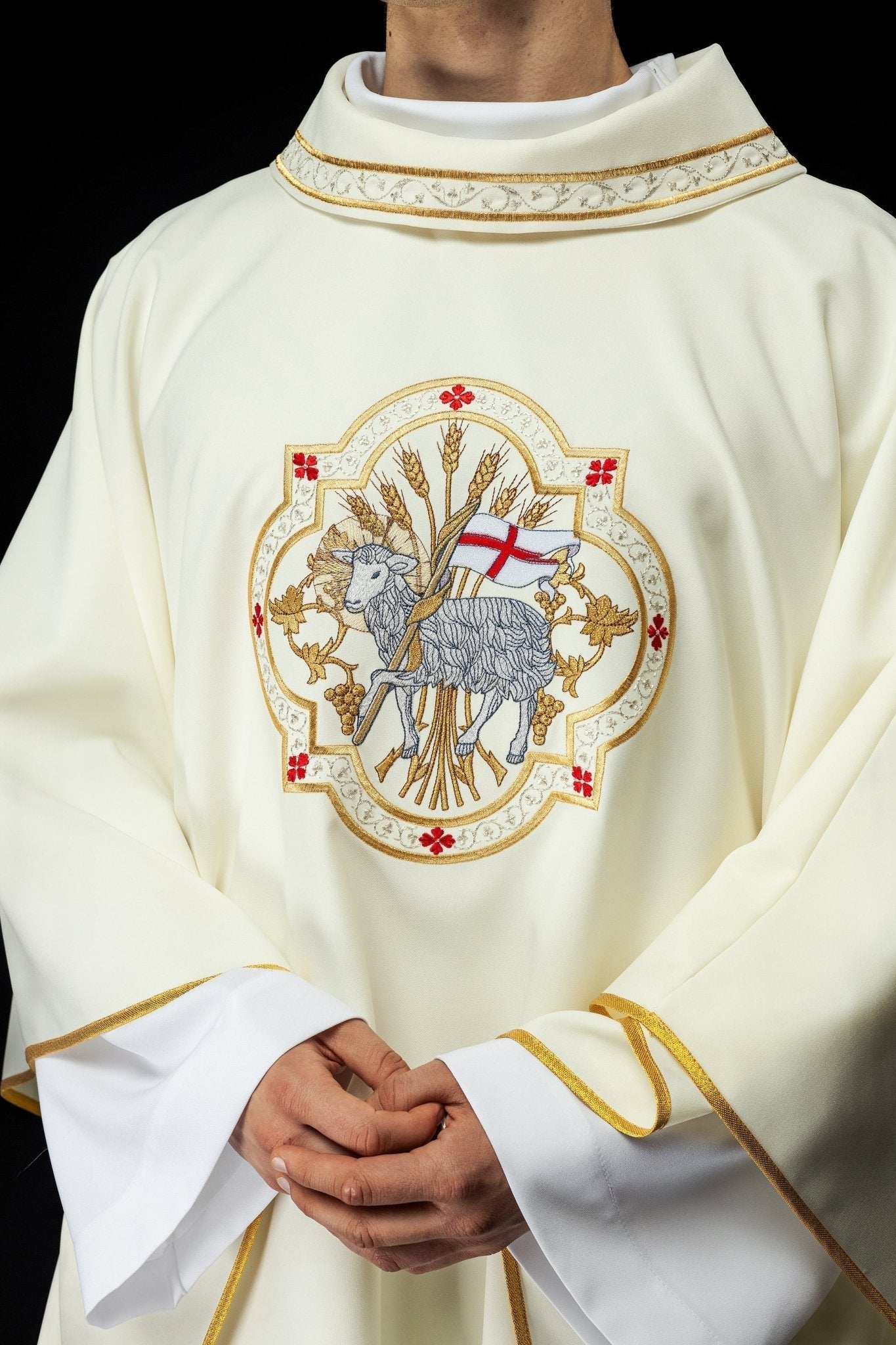 Casula bordada com motivo de Cordeiro de Deus na cor creme