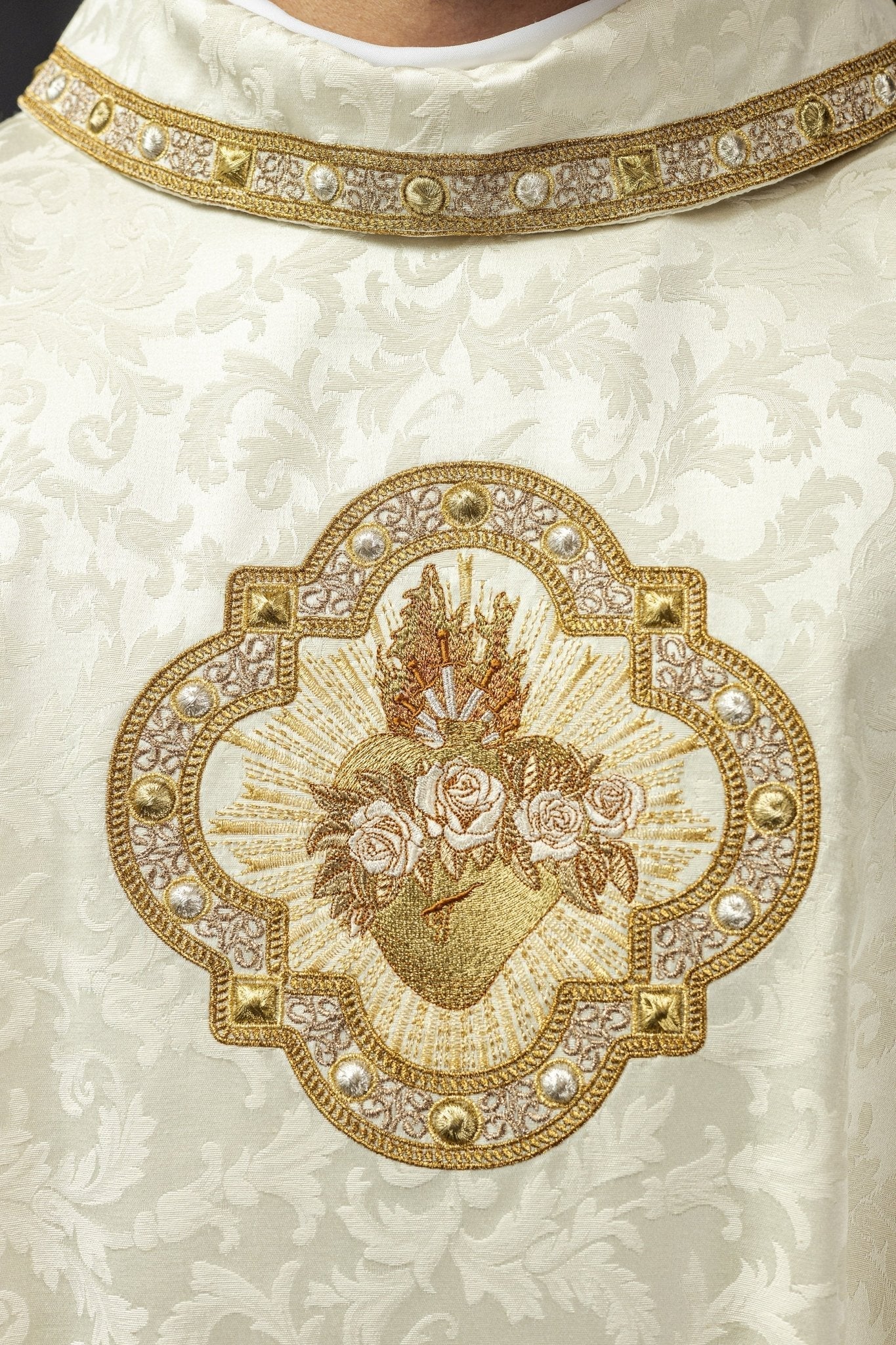 Casula bordada com motivo do Coração de Maria em jacquard