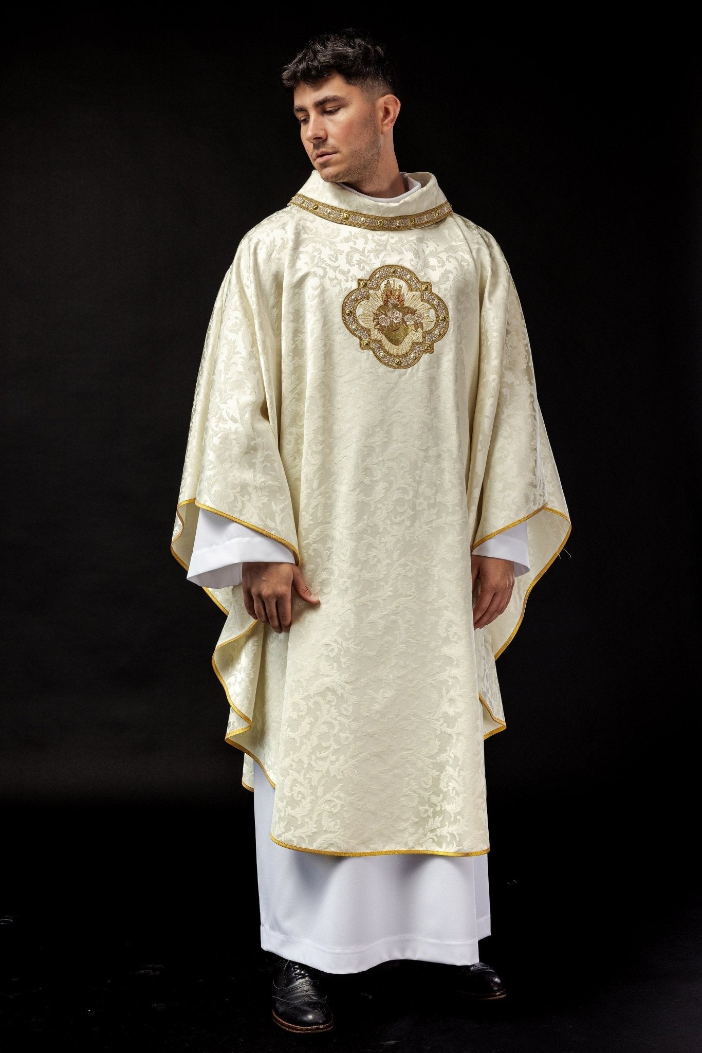 Casula bordada com motivo do Coração de Maria em jacquard