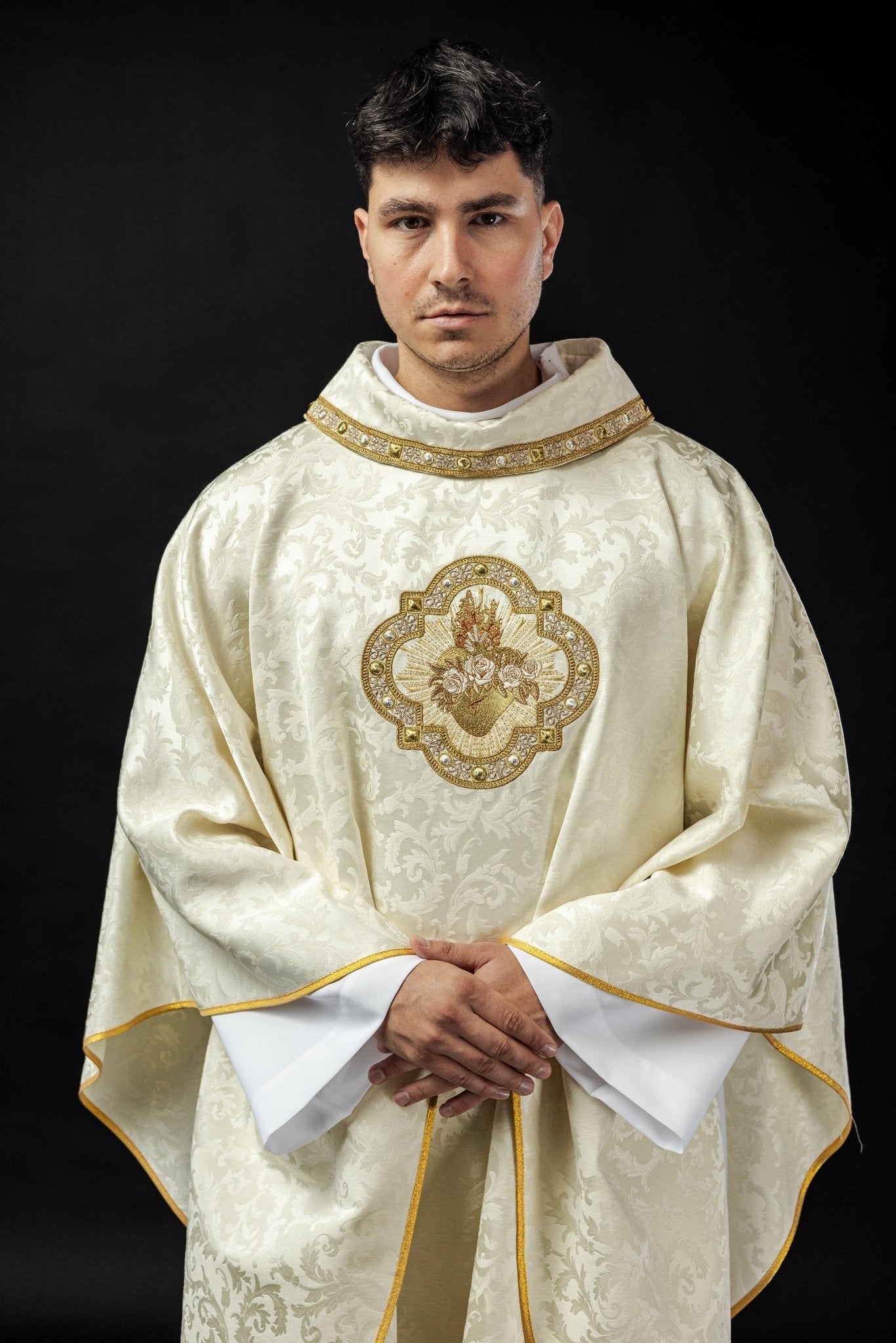 Casula bordada com motivo do Coração de Maria em jacquard