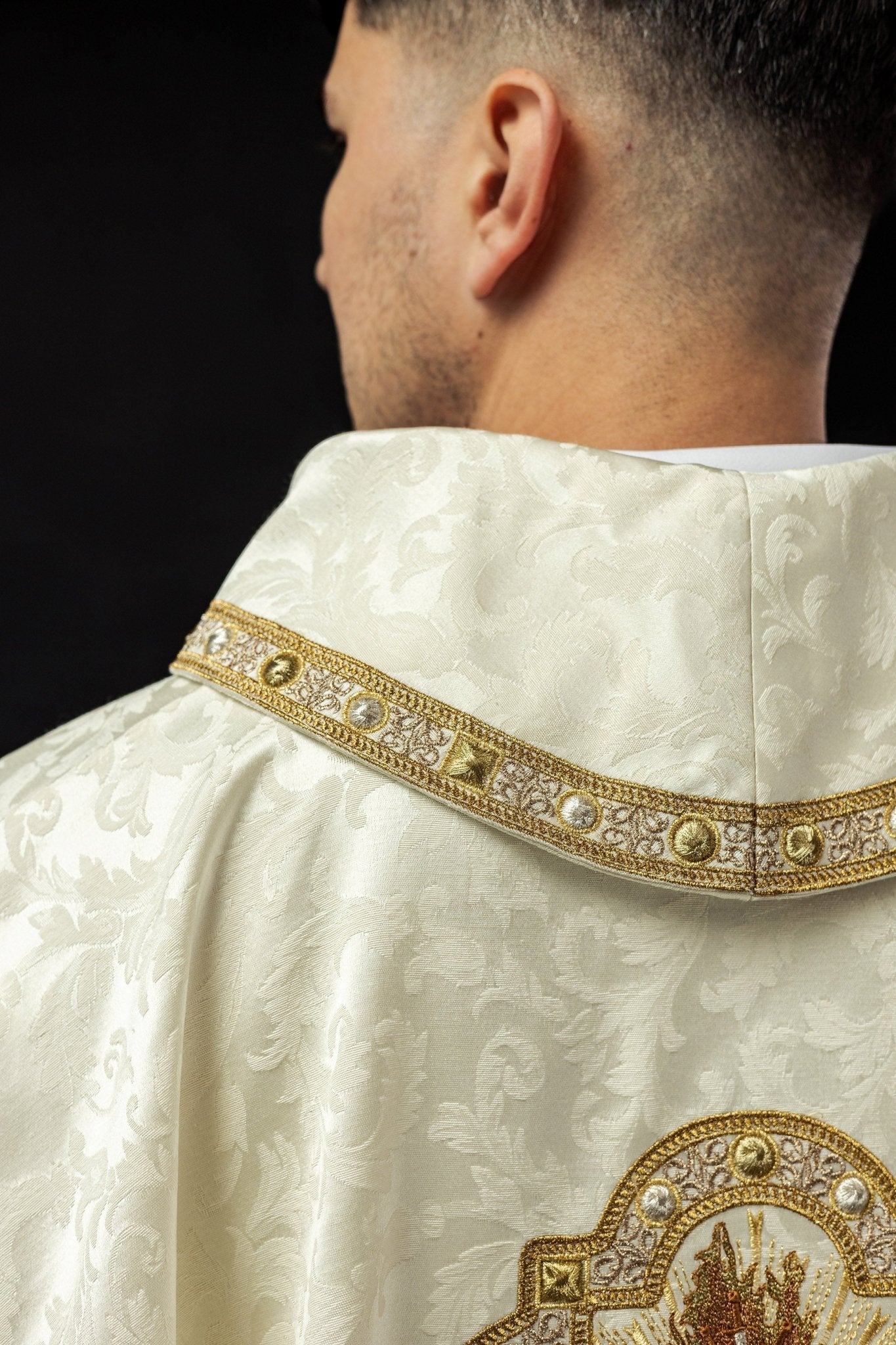 Casula bordada com motivo do Coração de Maria em jacquard