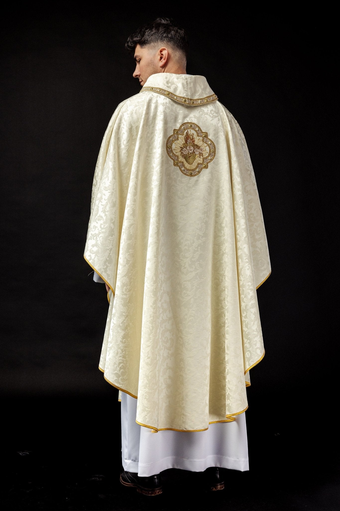 Casula bordada com motivo do Coração de Maria em jacquard