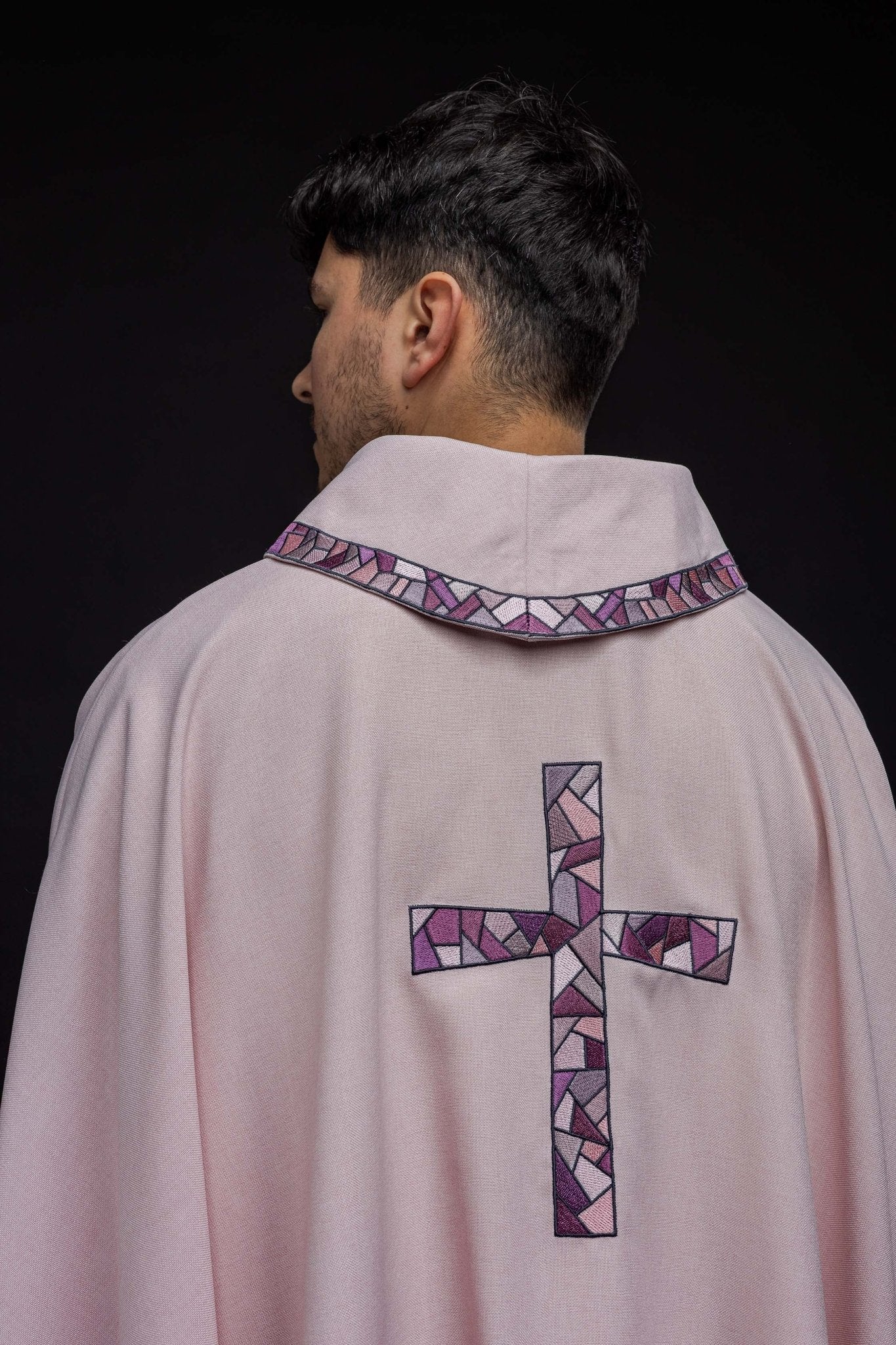 Casula bordada rosa com cruz mosaico