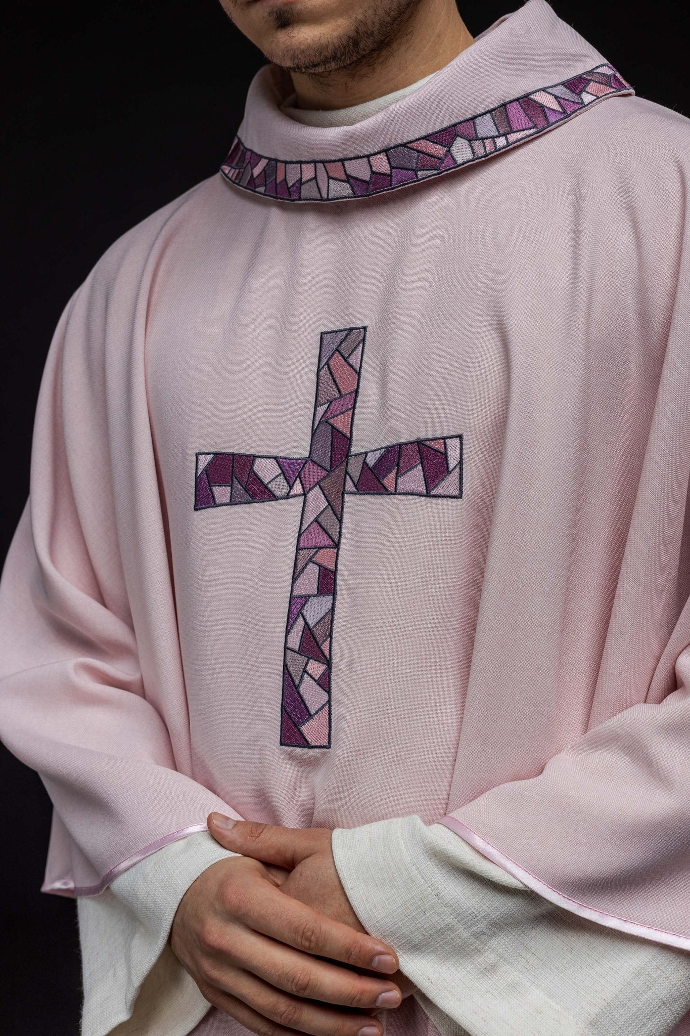 Casula bordada rosa com cruz mosaico