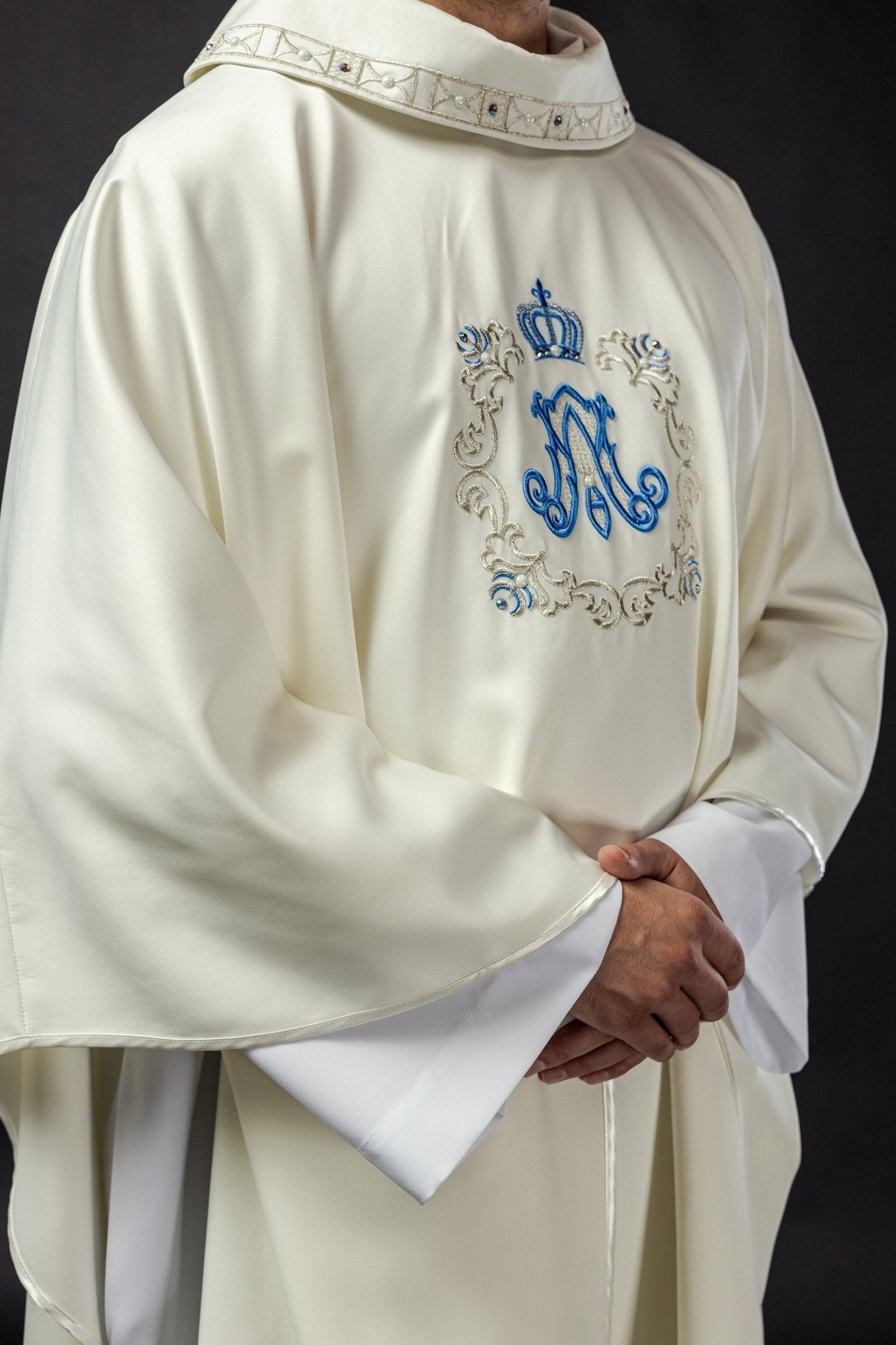 Casula mariana bordada