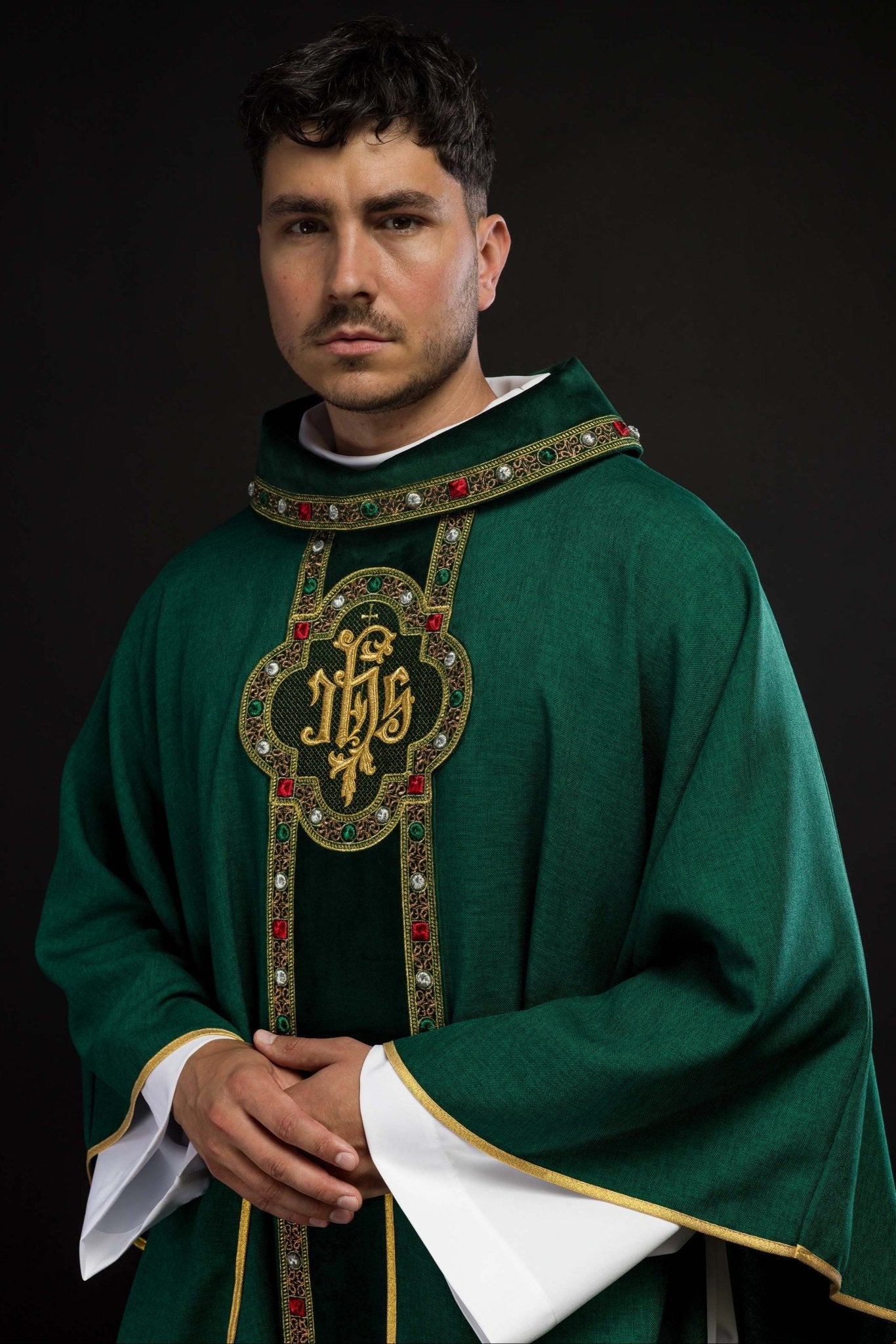 Casula verde com faixa ricamente bordada e debrum ao redor do bordado IHS e da gola