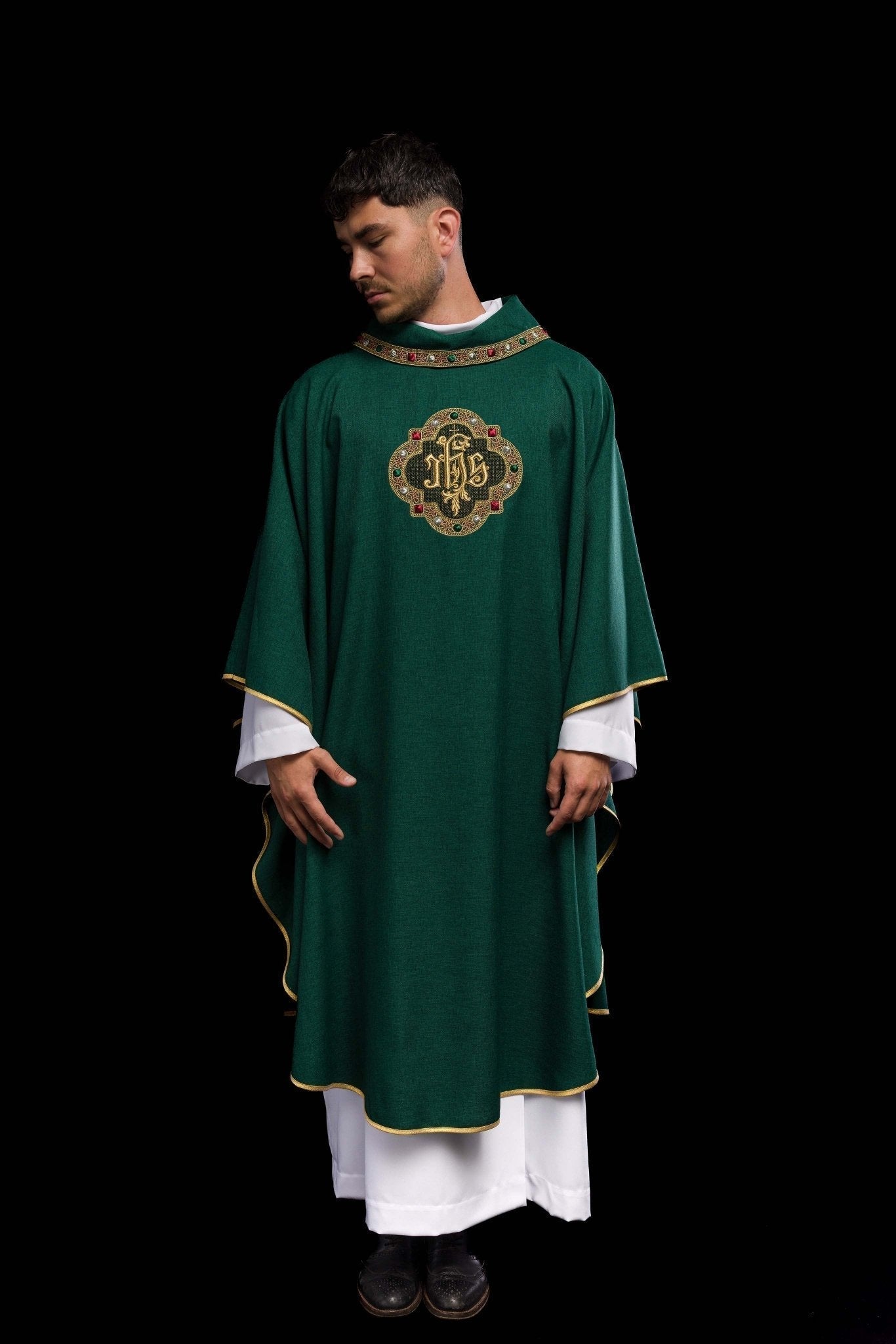 Casula verde com faixa ricamente bordada e debrum ao redor do bordado IHS e da gola