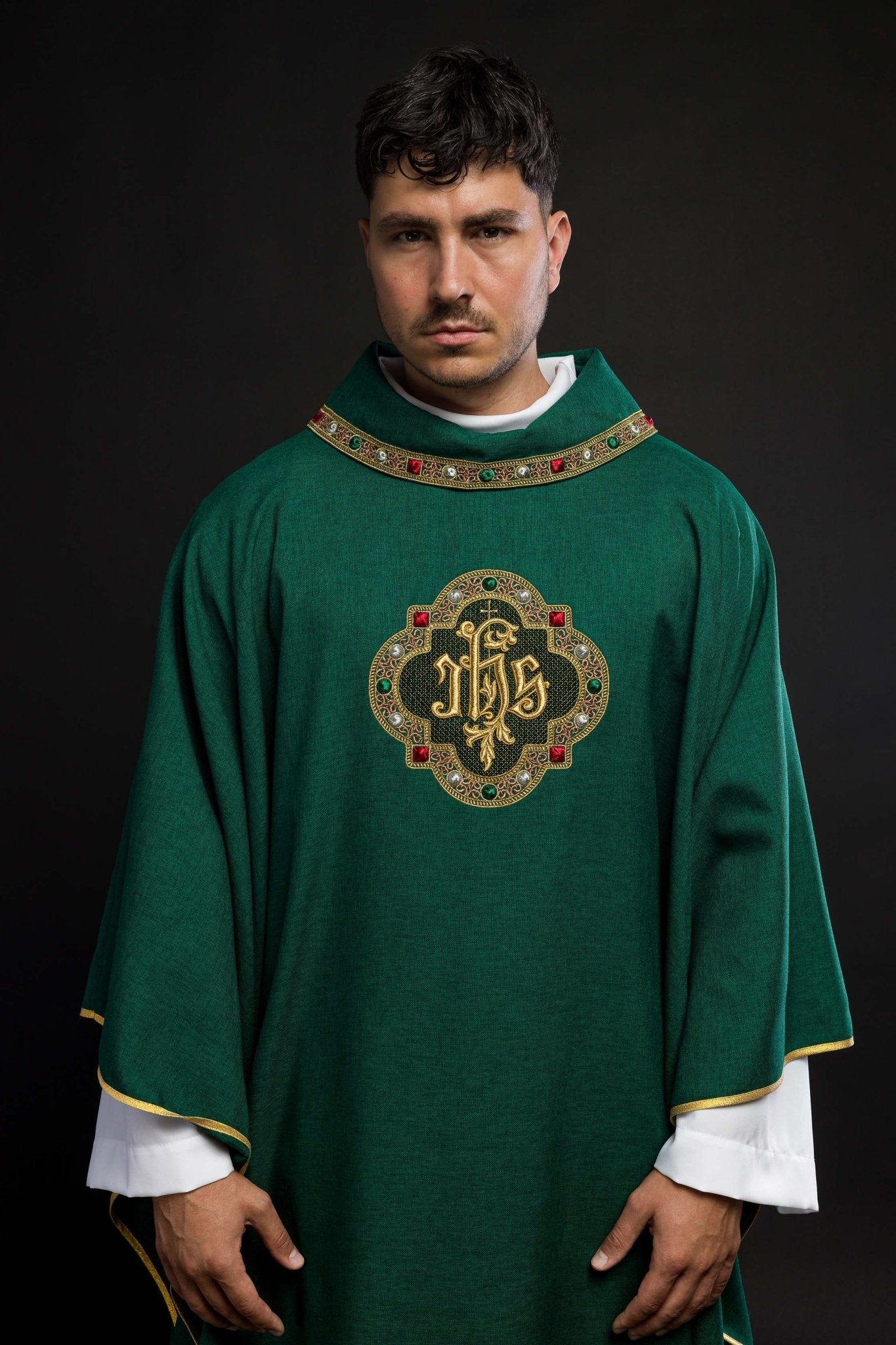 Casula verde com faixa ricamente bordada e debrum ao redor do bordado IHS e da gola