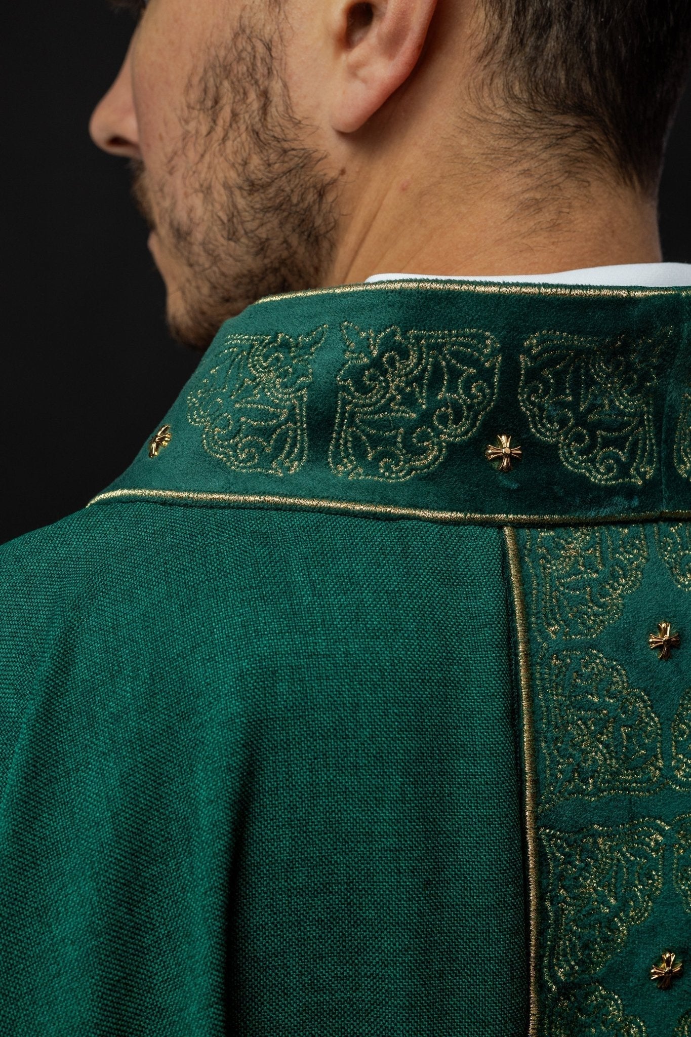 Casula verde com faixa e gola ricamente bordadas em dourado