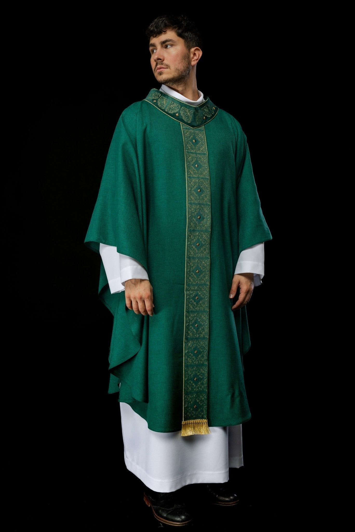 Casula verde com faixa e gola ricamente bordadas em dourado