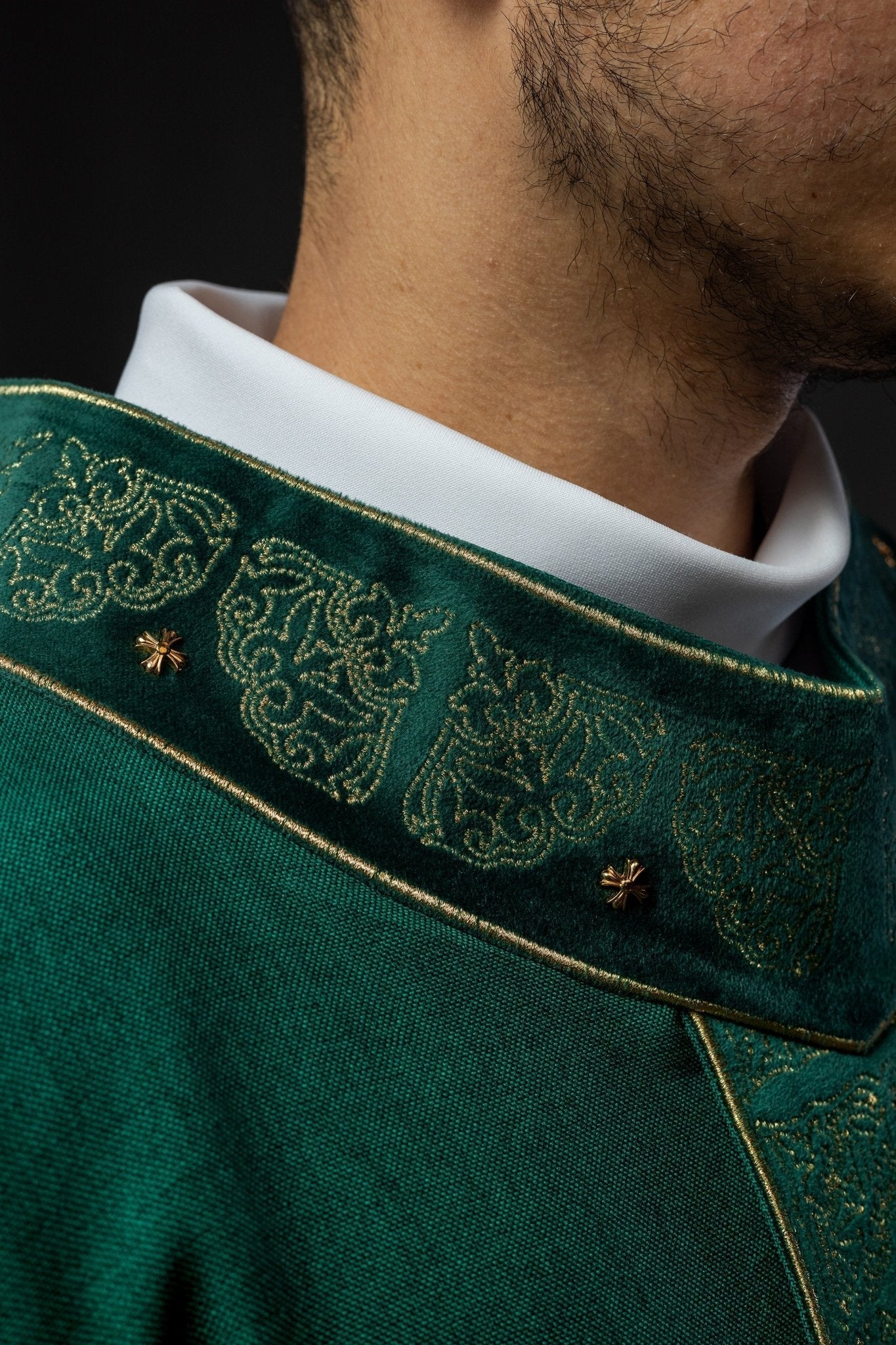 Casula verde com faixa e gola ricamente bordadas em dourado