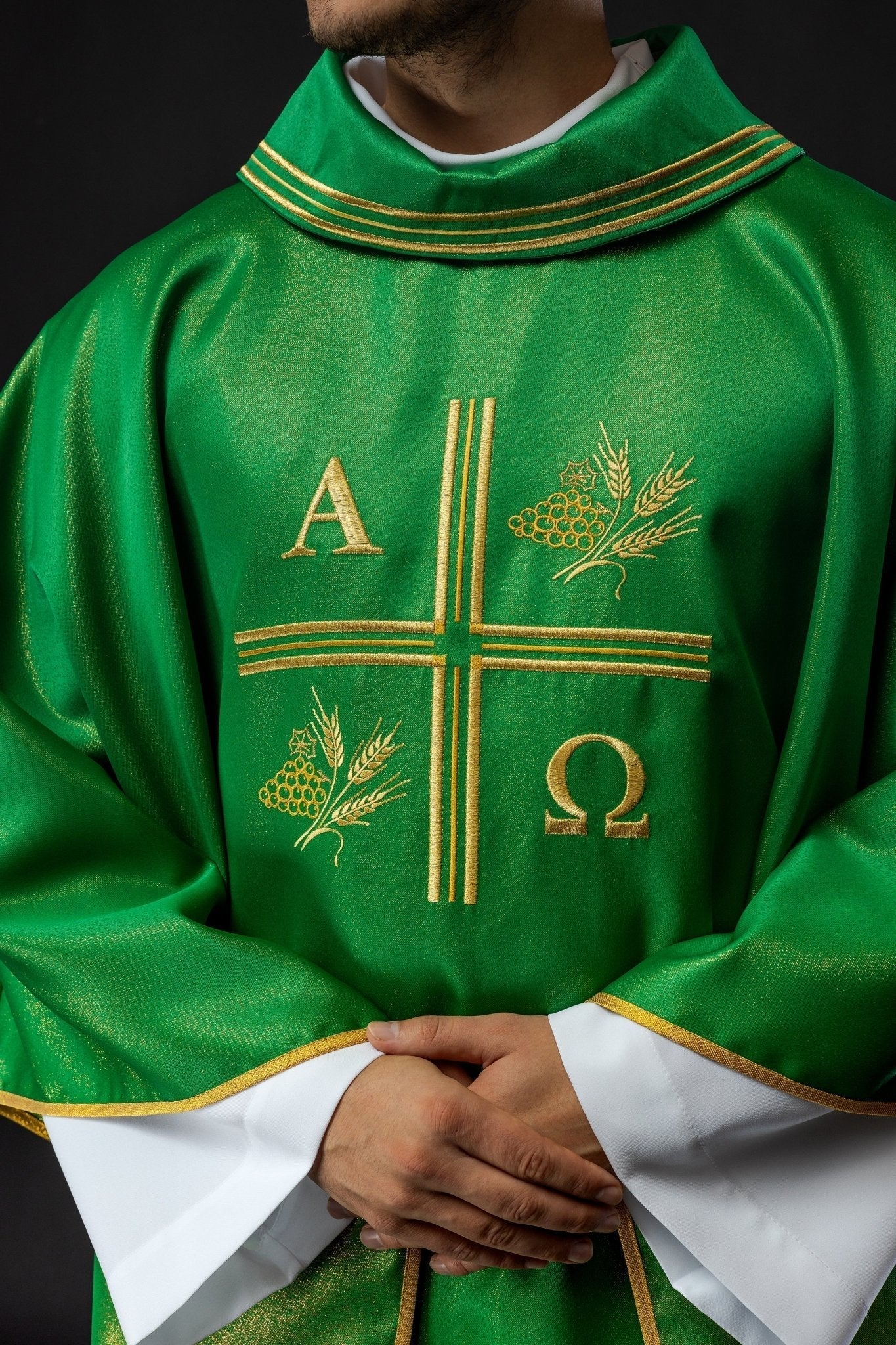 Casula verde com cruz bordada, motivos Alfa e Ômega e espigas de trigo
