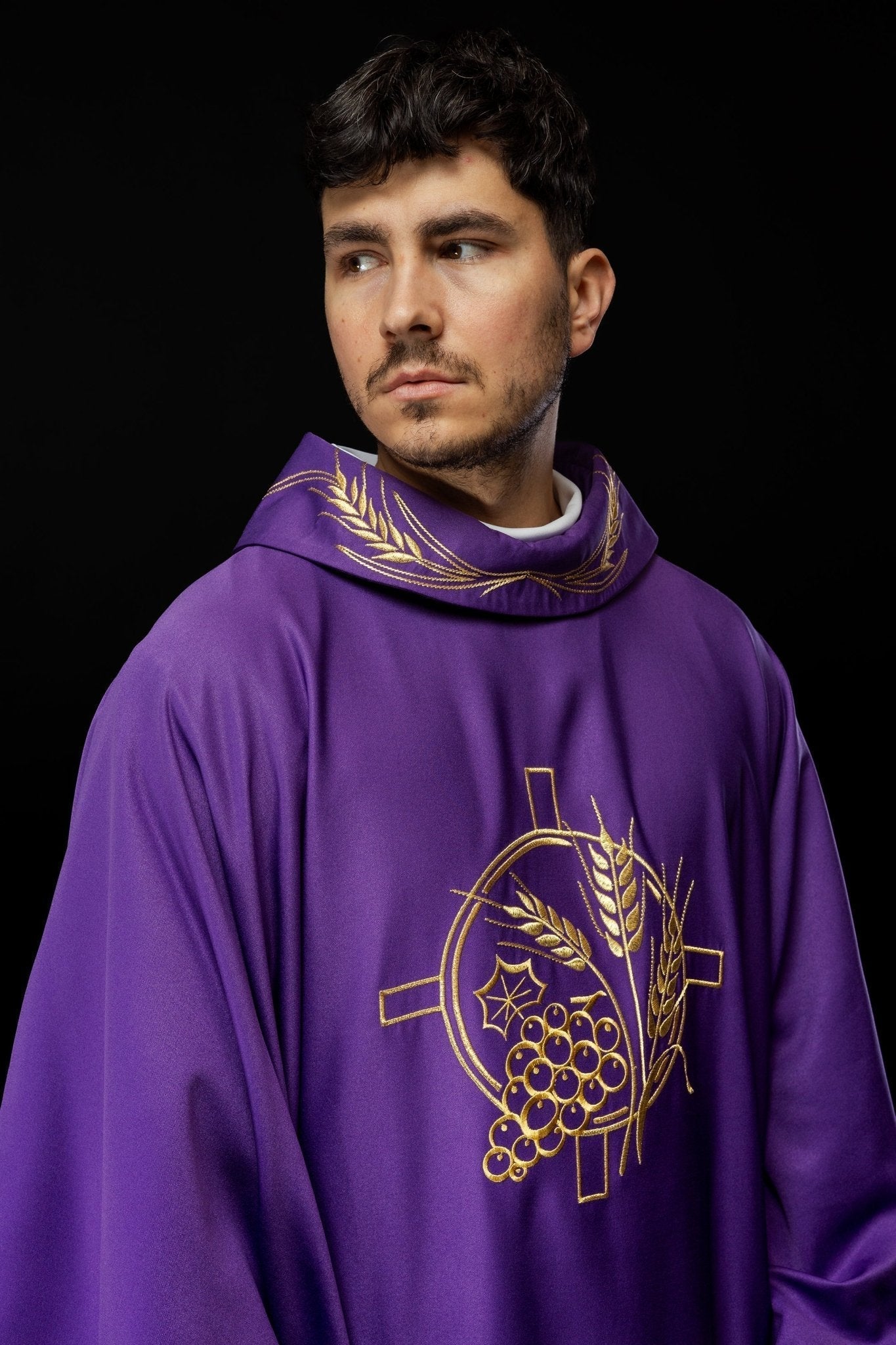 Casula roxa com cruz bordada e motivos de espigas