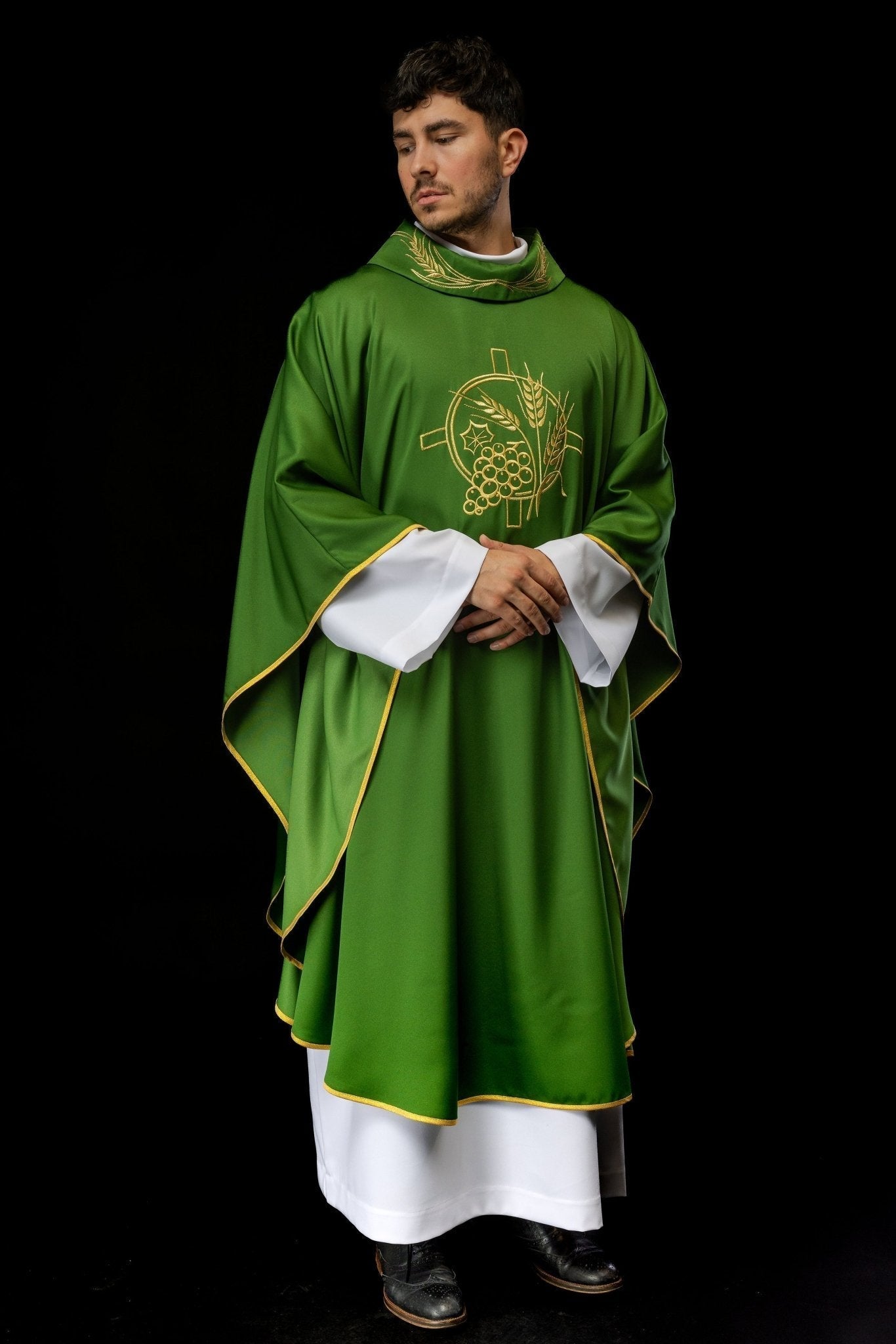 Casula verde com cruz e espigas bordadas