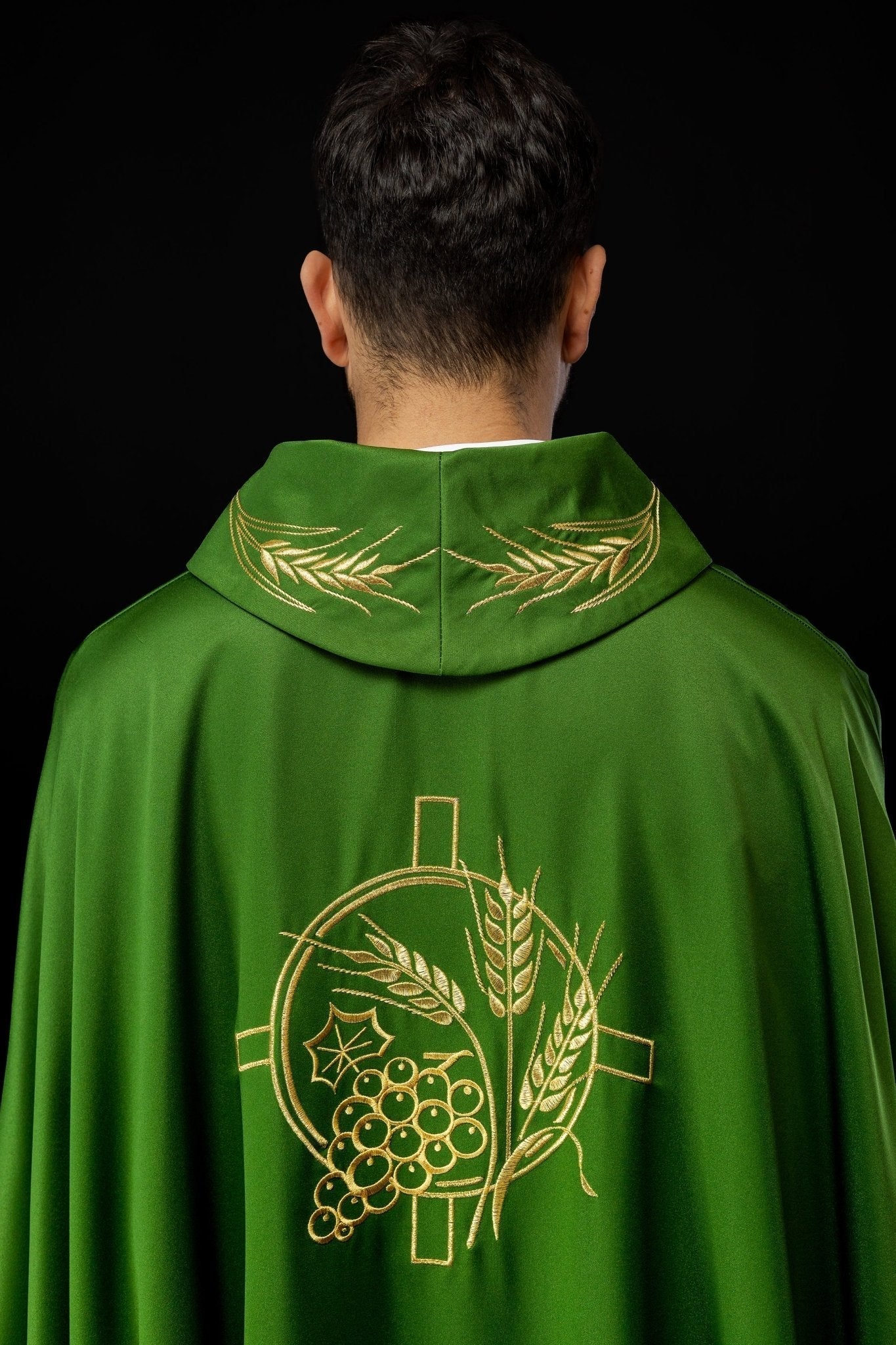 Casula verde com cruz e espigas bordadas