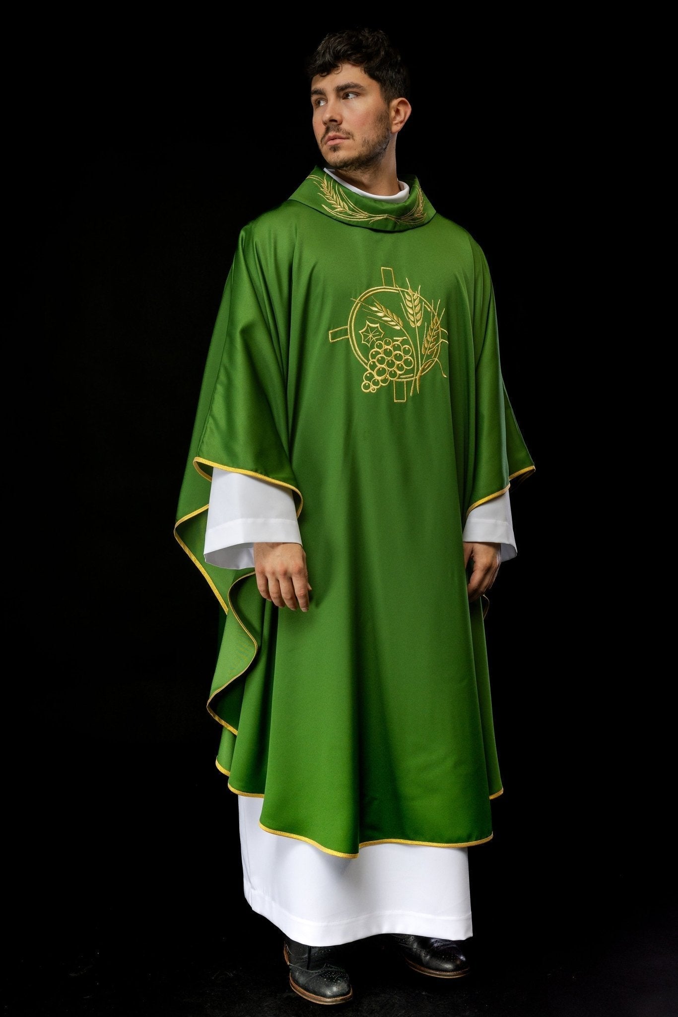 Casula verde com cruz e espigas bordadas