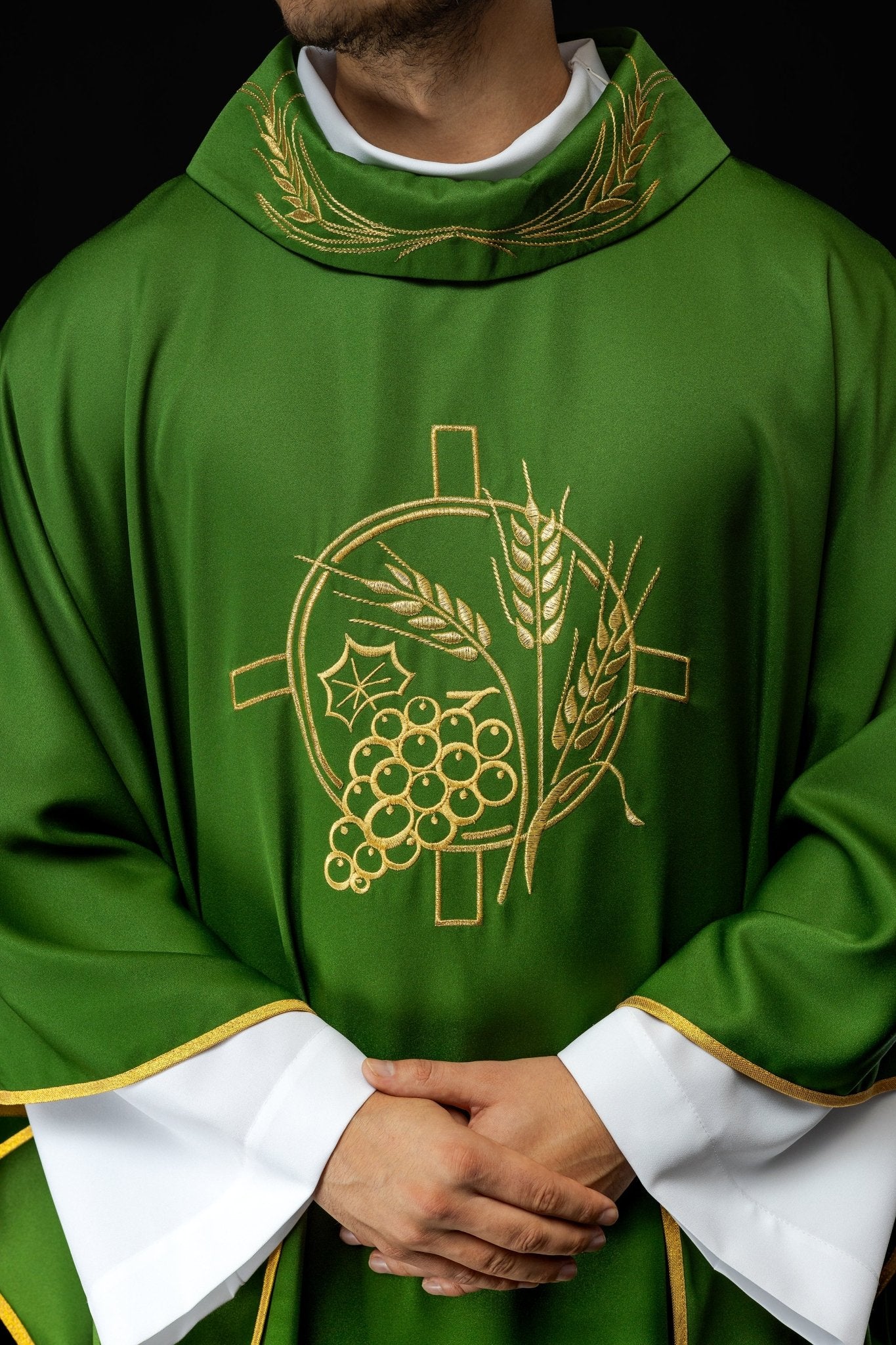 Casula verde com cruz e espigas bordadas