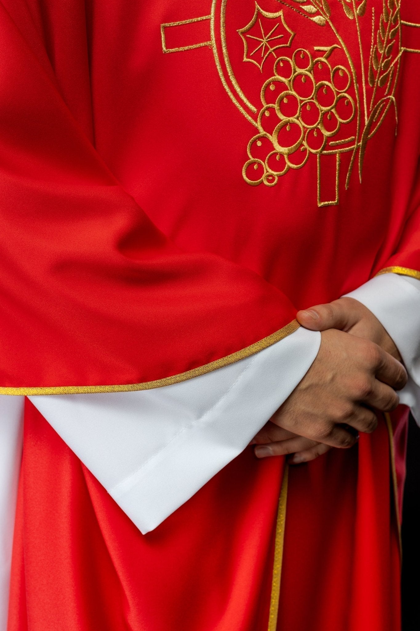 Casula vermelha com bordado de cruz e motivos de espigas