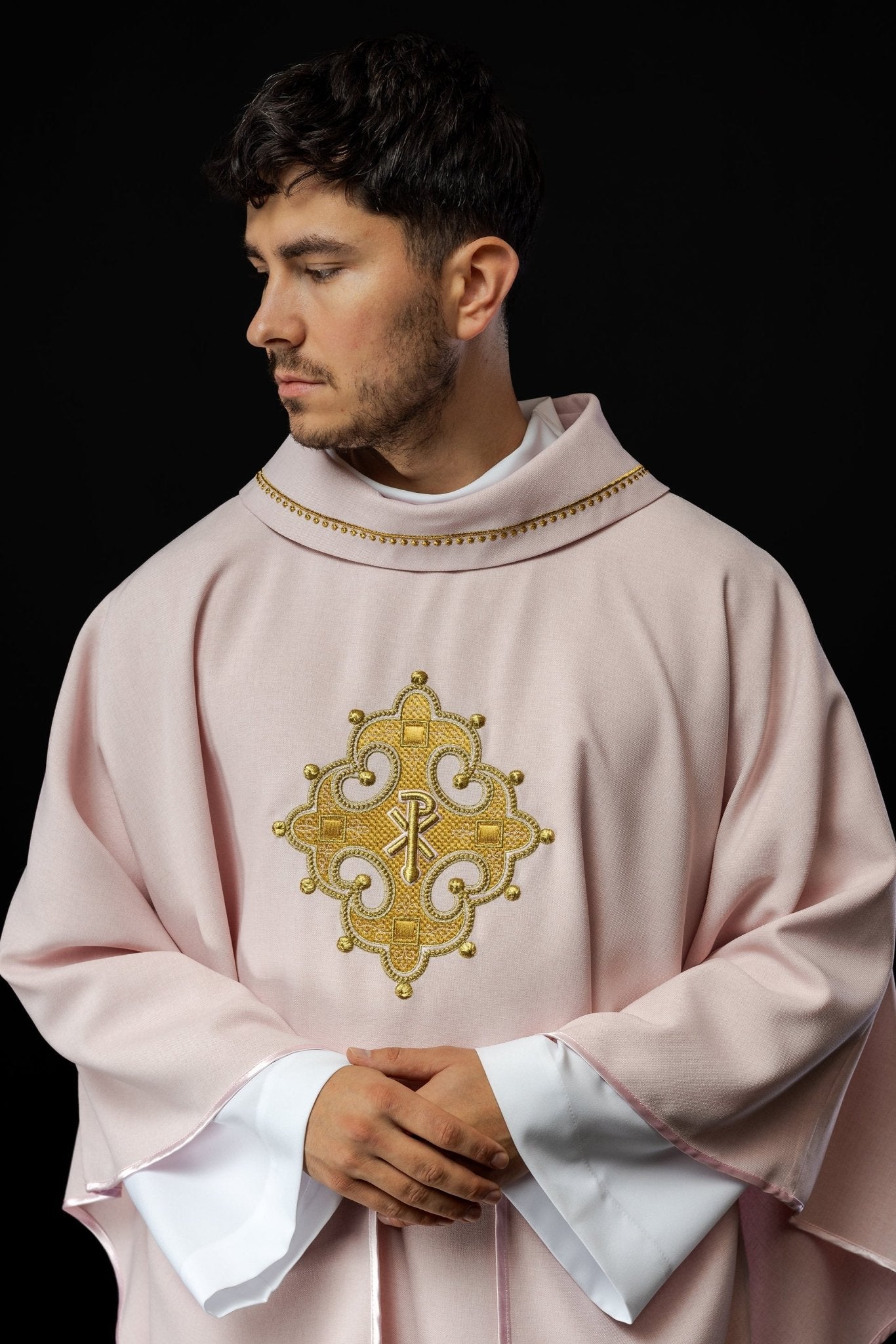 Casula rosa com cruz bordada e debrum dourado na gola
