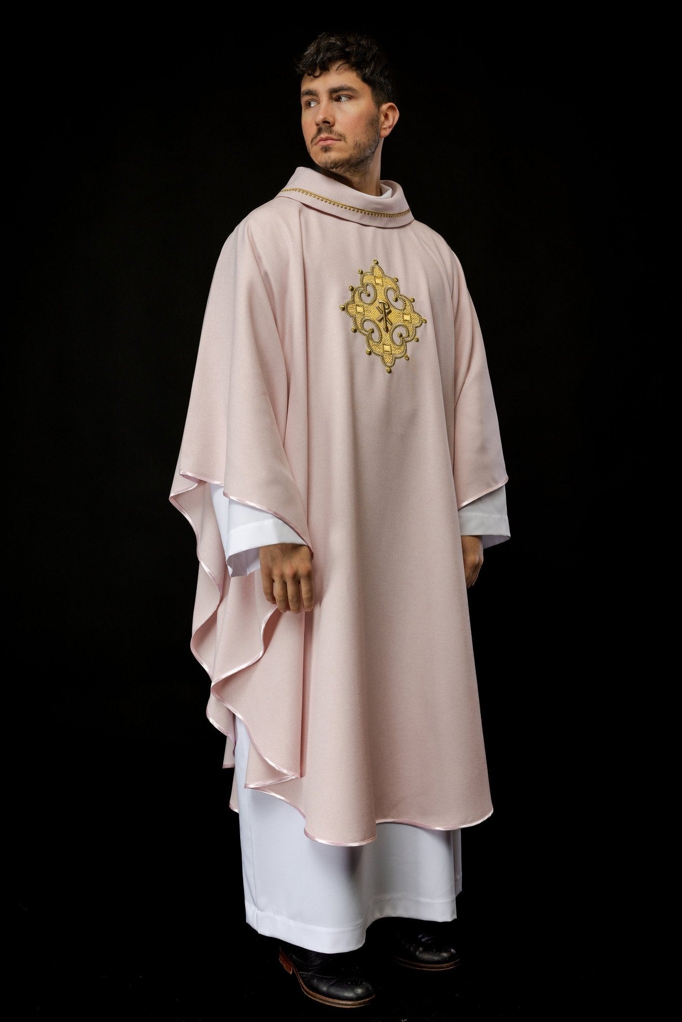 Casula rosa com cruz bordada e debrum dourado na gola