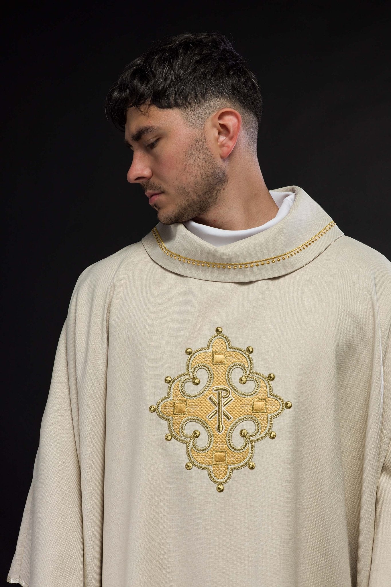 Casula creme com cruz bordada e debrum dourado na gola