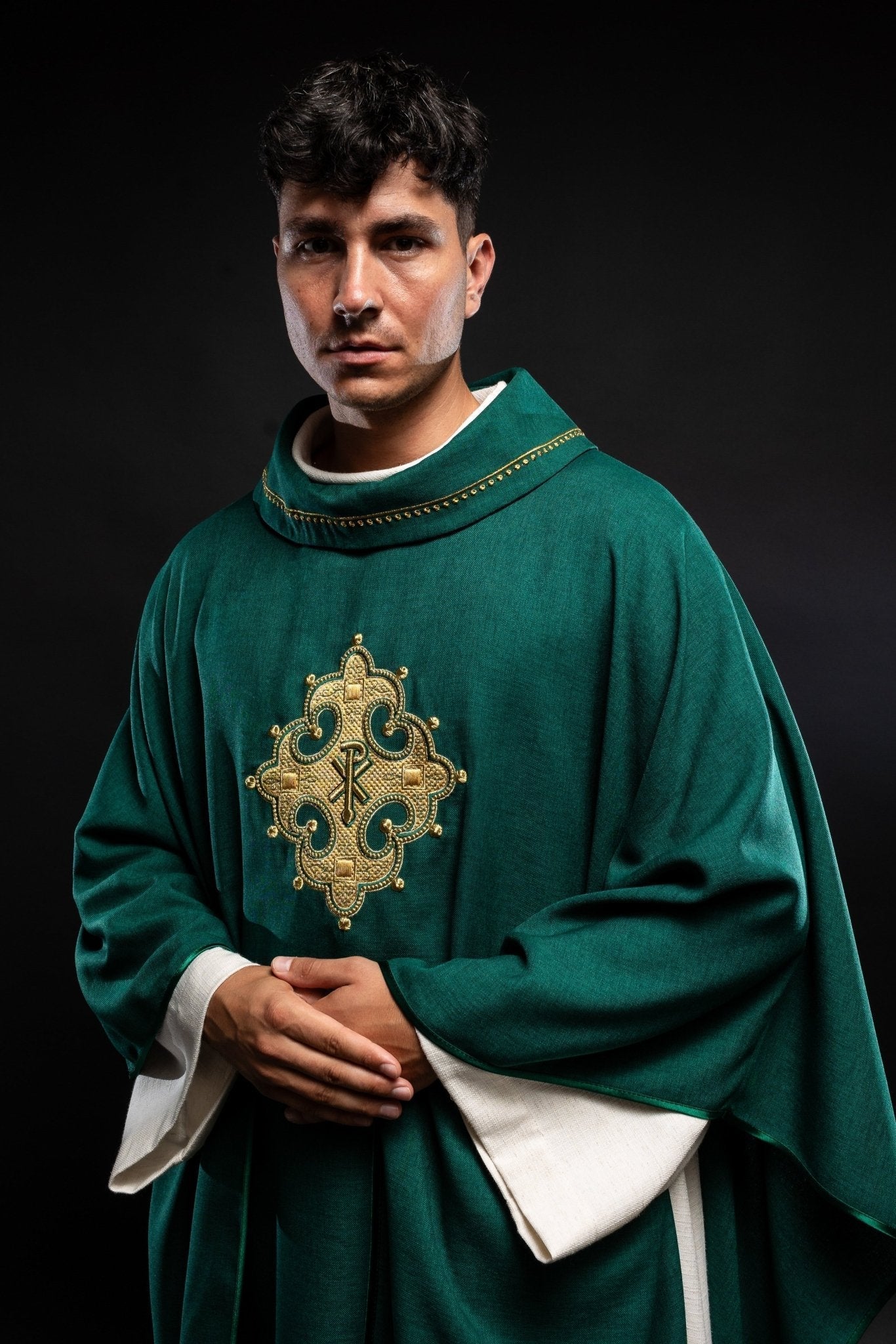 Casula verde com cruz bordada e debrum dourado na gola