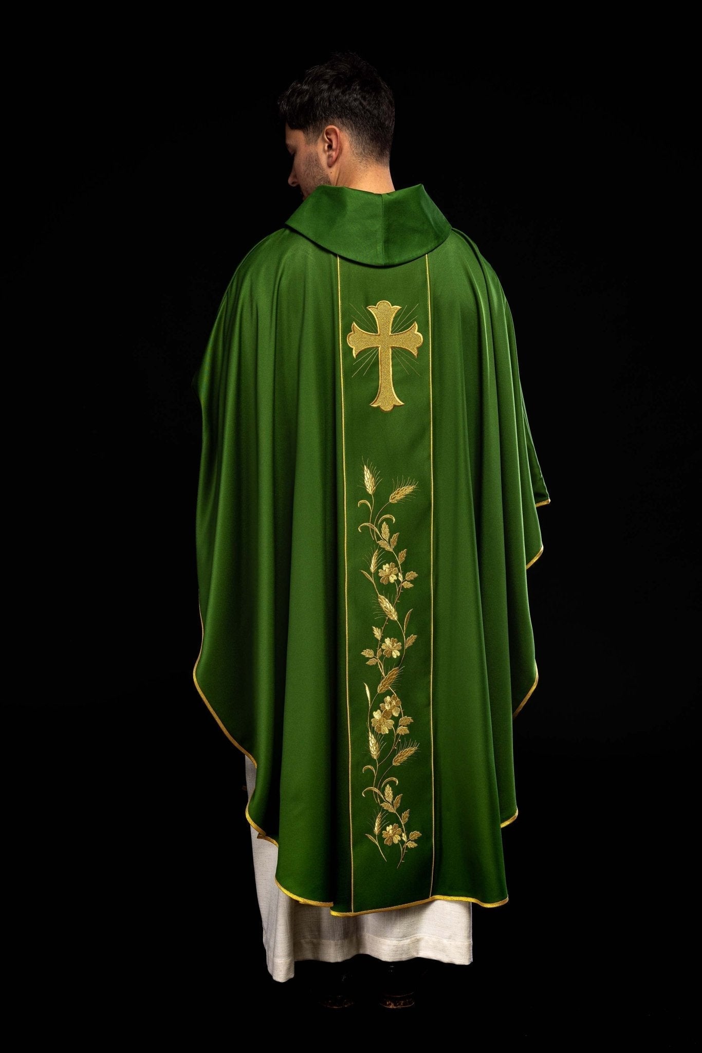 Casula verde com cruz e espigas bordadas