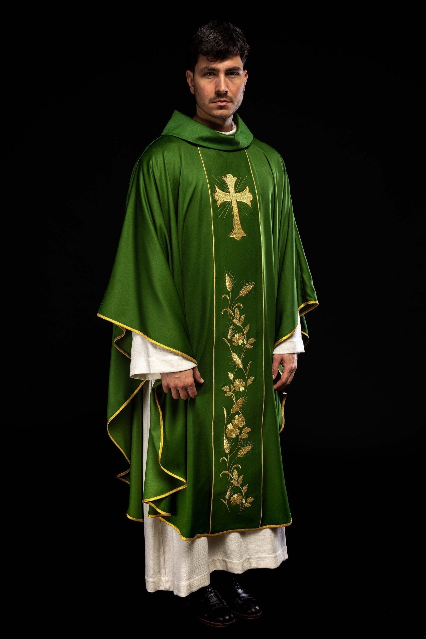 Casula verde com cruz e espigas bordadas