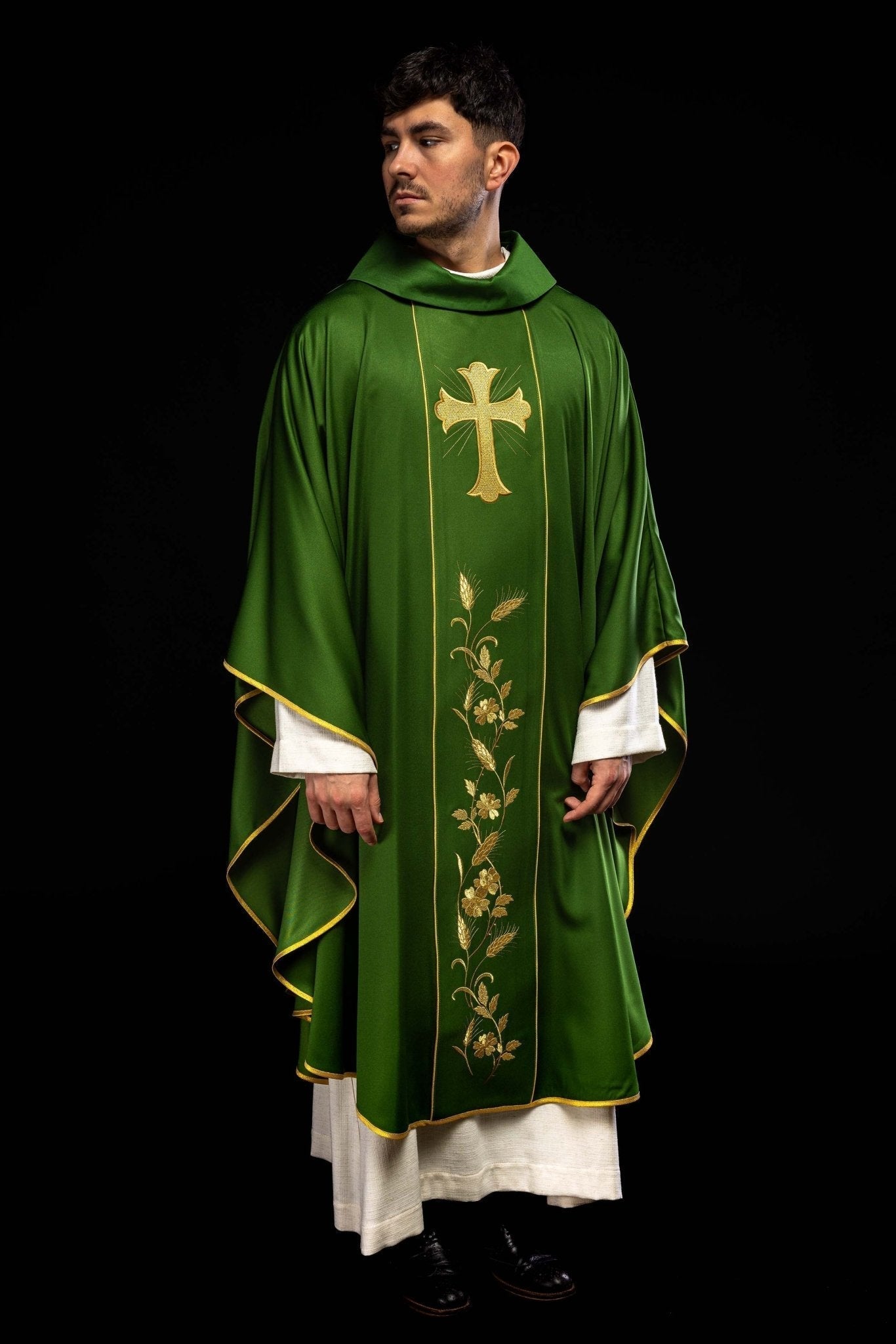 Casula verde com cruz e espigas bordadas