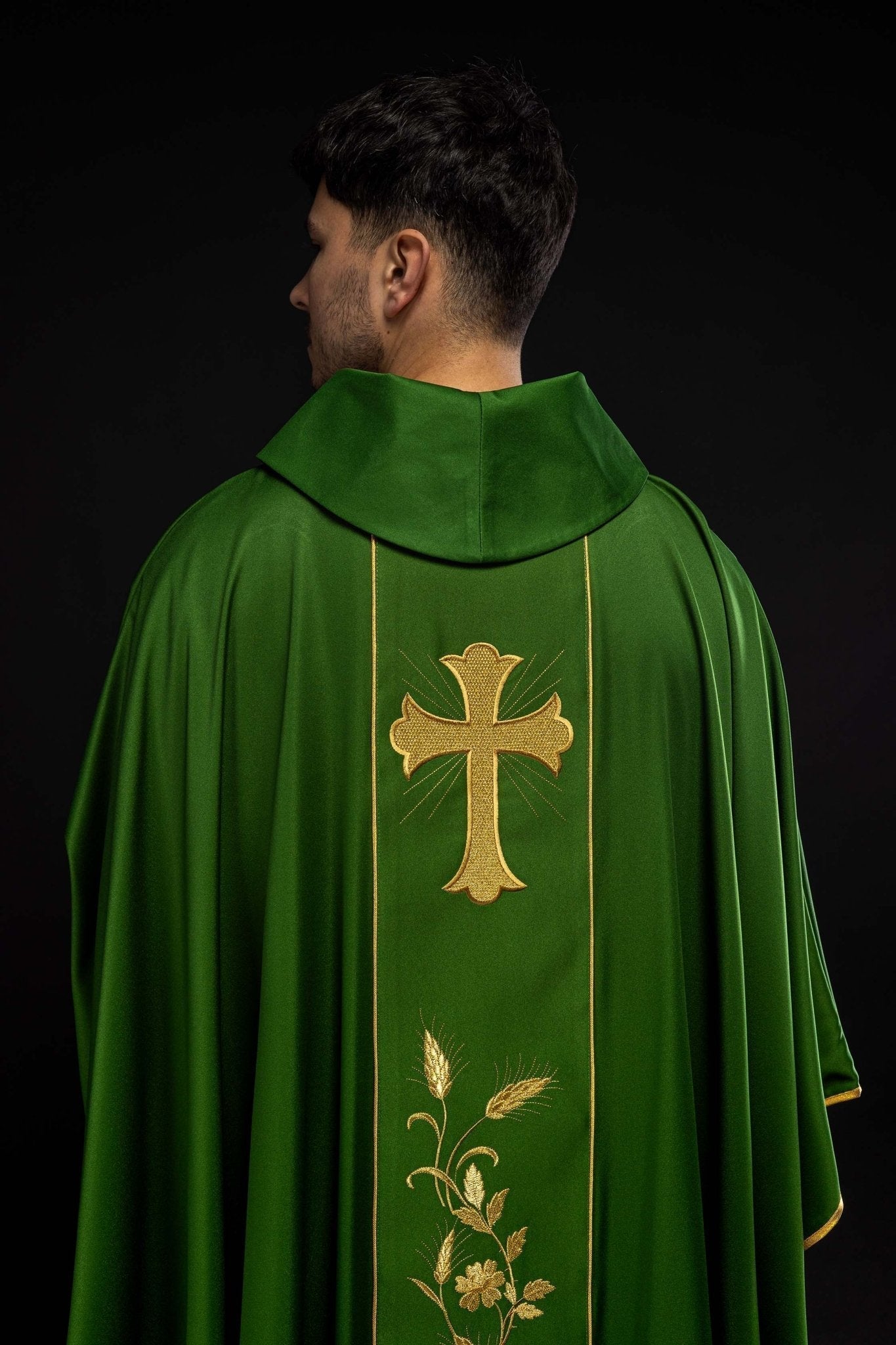 Casula verde com cruz e espigas bordadas