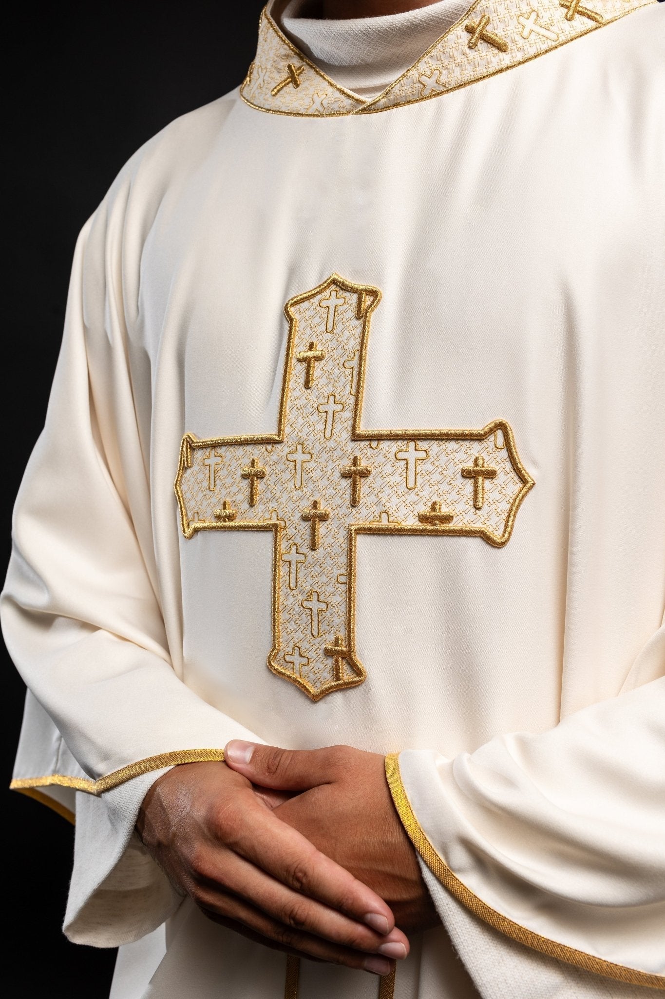 Casula creme com cruz bordada e gola - chasubles.com.br