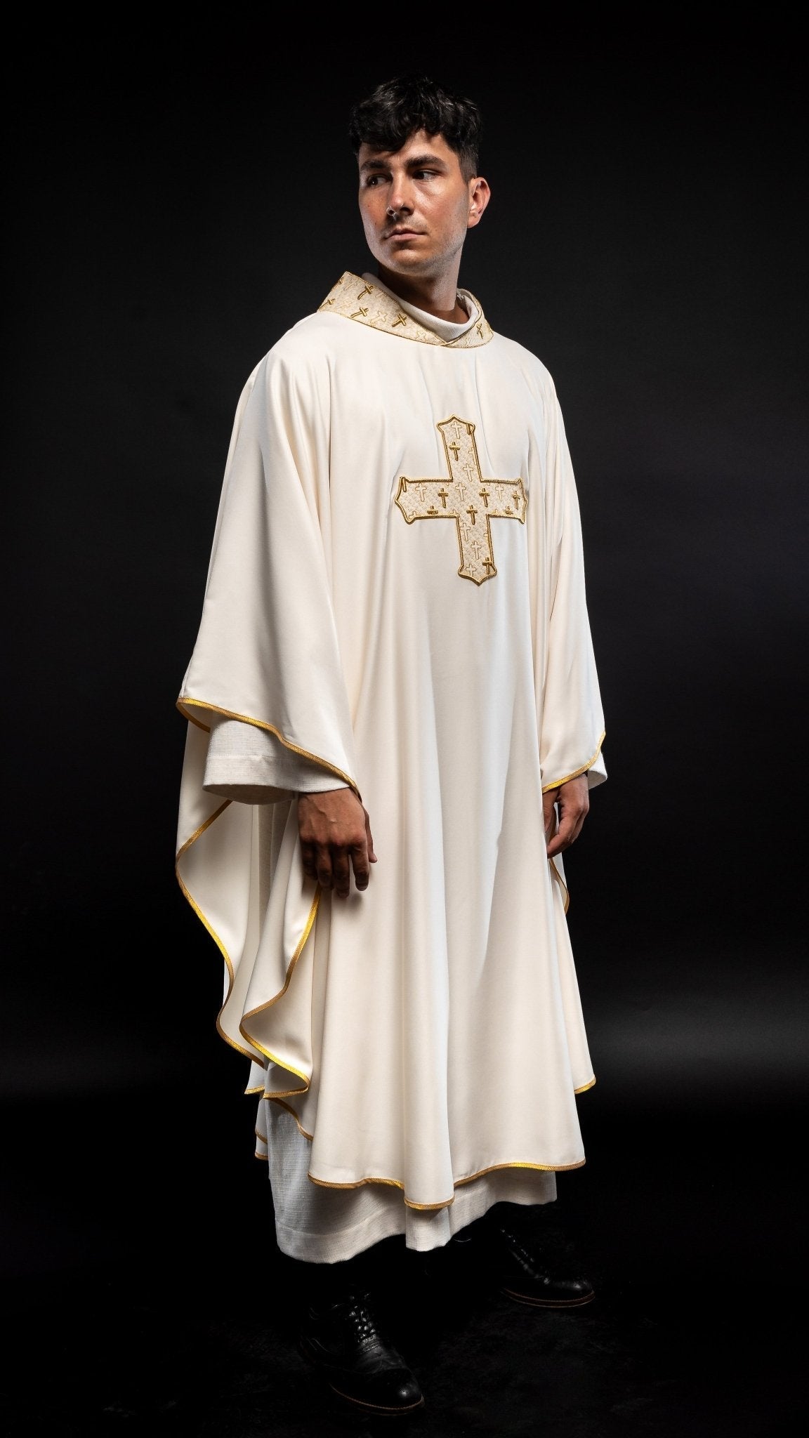 Casula creme com cruz bordada e gola - chasubles.com.br