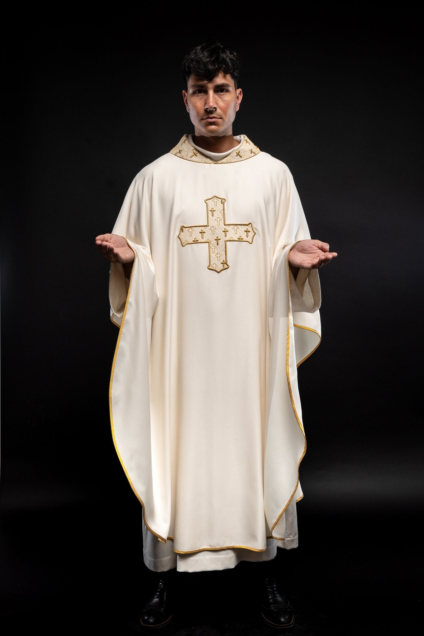 Casula creme com cruz bordada e gola - chasubles.com.br