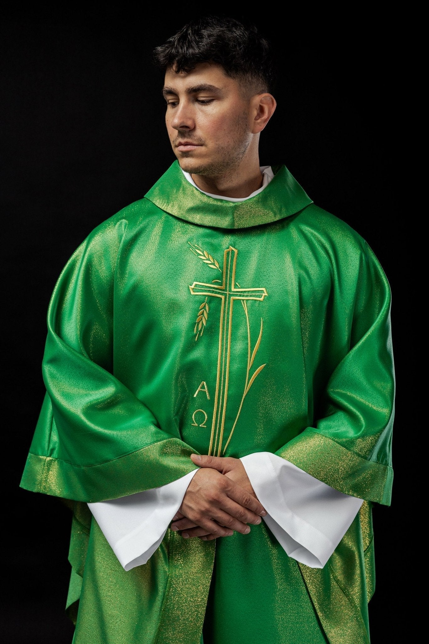 Casula verde com motivo de cruz e espiga