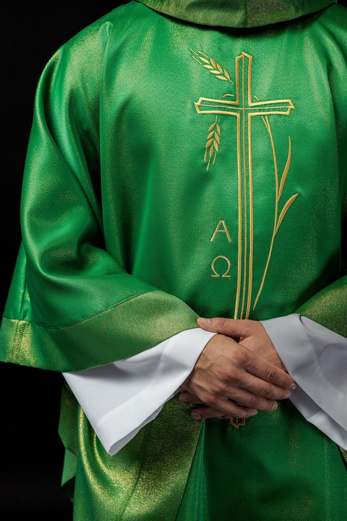 Casula verde com motivo de cruz e espiga
