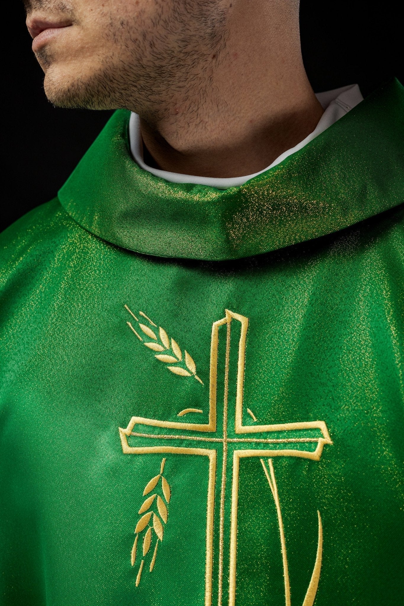 Casula verde com motivo de cruz e espiga