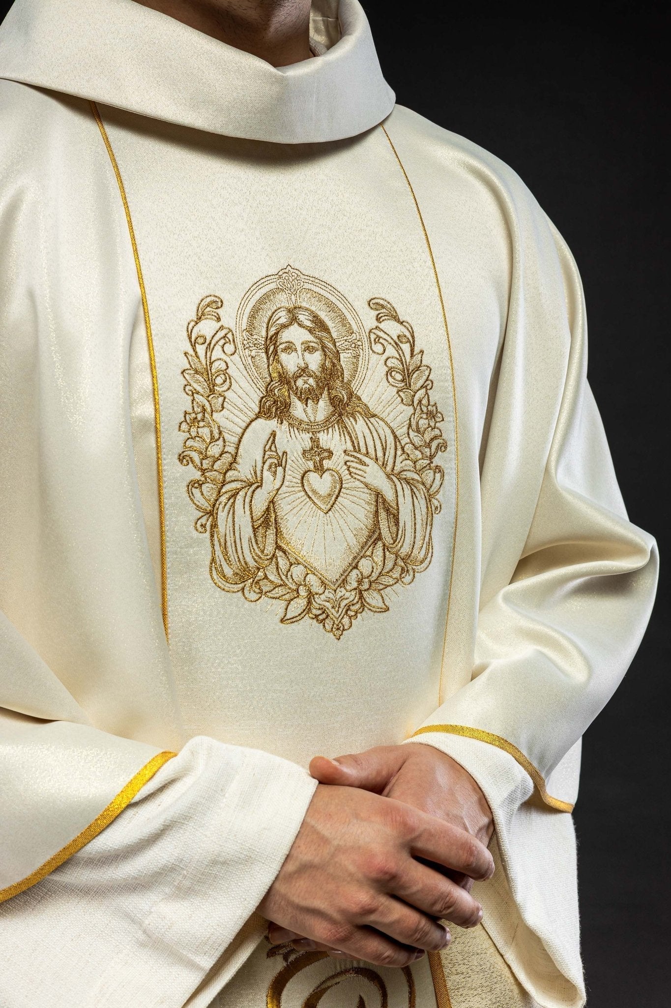 Casula creme com imagem do Sagrado Coração de Jesus
