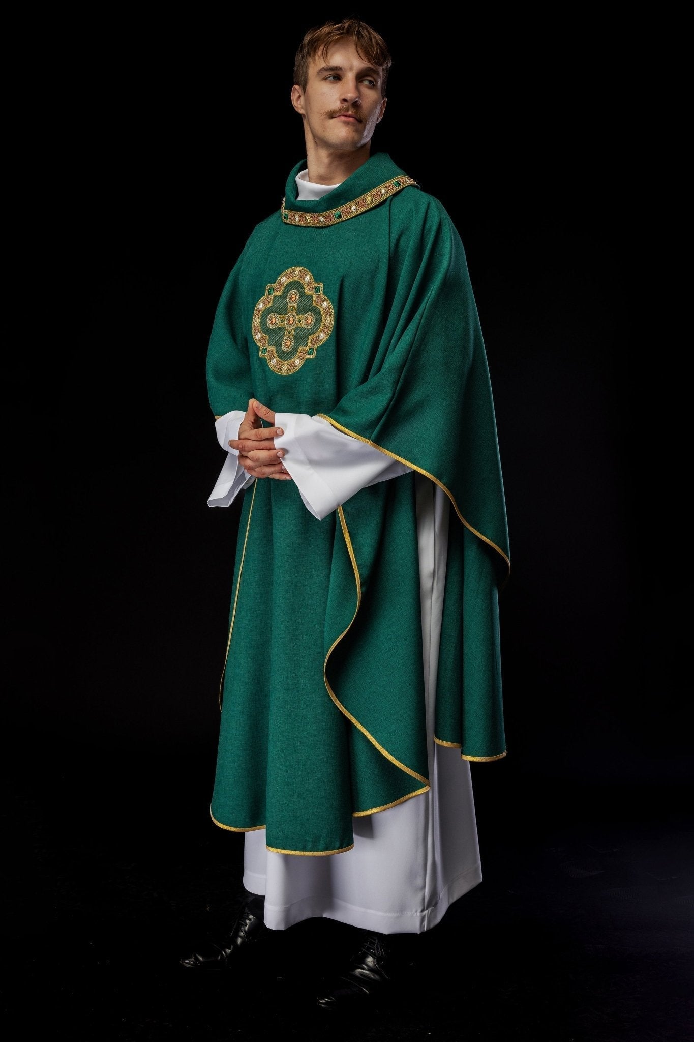 Casula verde com bordado de cruz dourada e debrum na gola