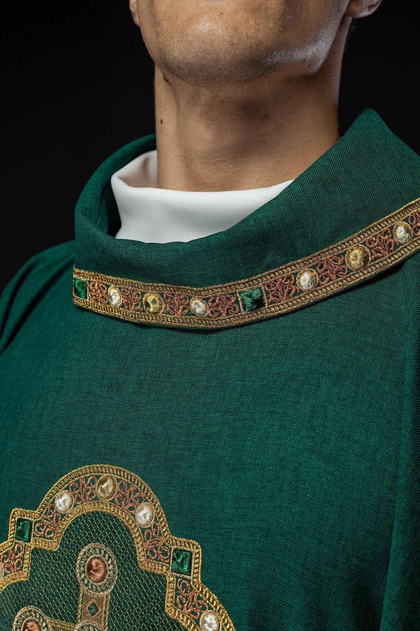 Casula verde com bordado de cruz dourada e debrum na gola