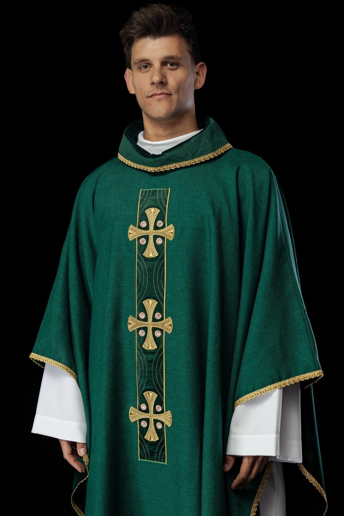 Casula verde com bordados de cruzes douradas e debrum na gola