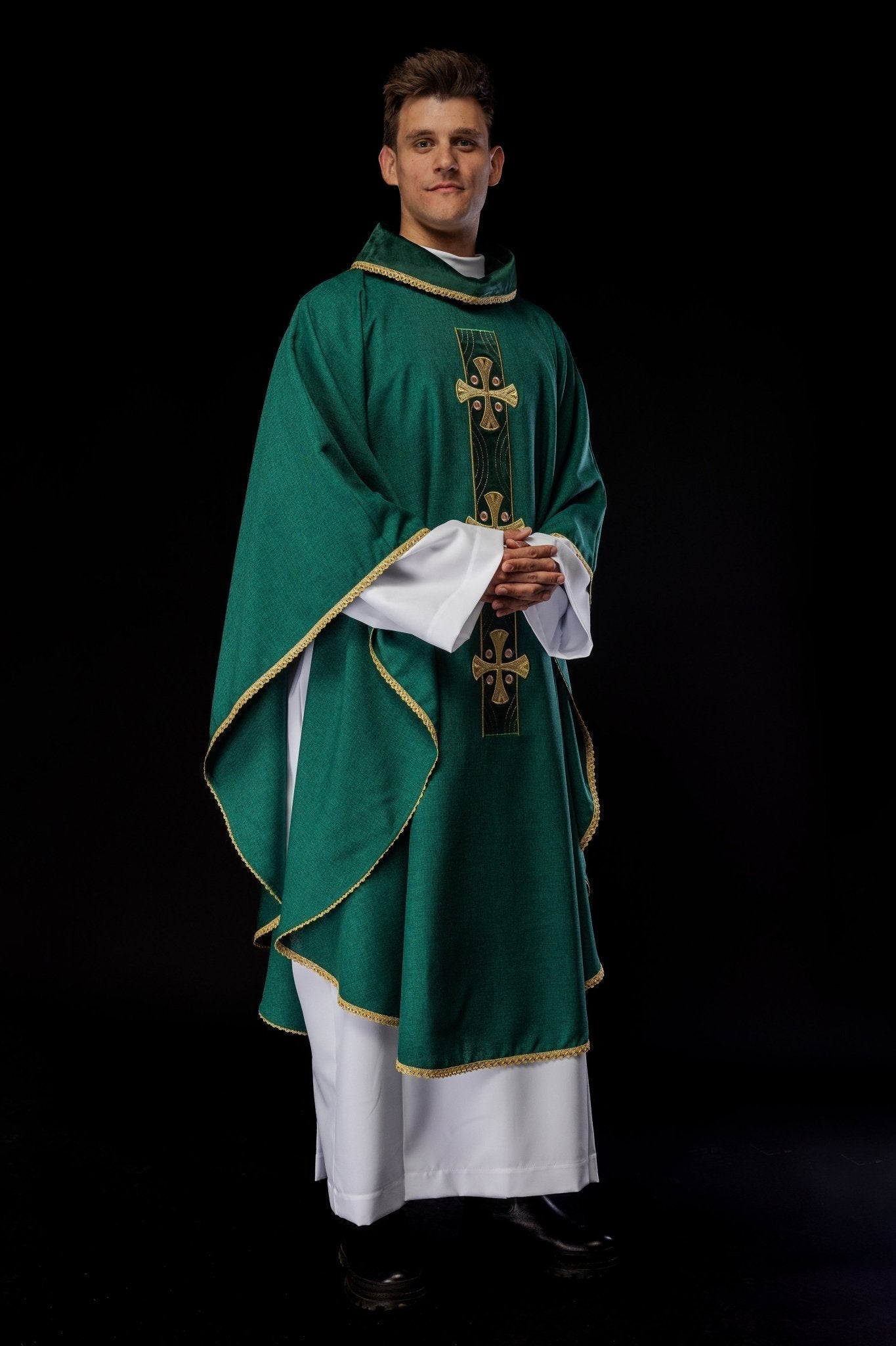 Casula verde com bordados de cruzes douradas e debrum na gola