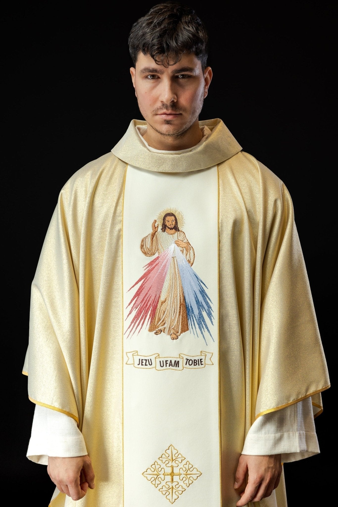 Casula bordada Jesus Misericordioso e IHS em dourado