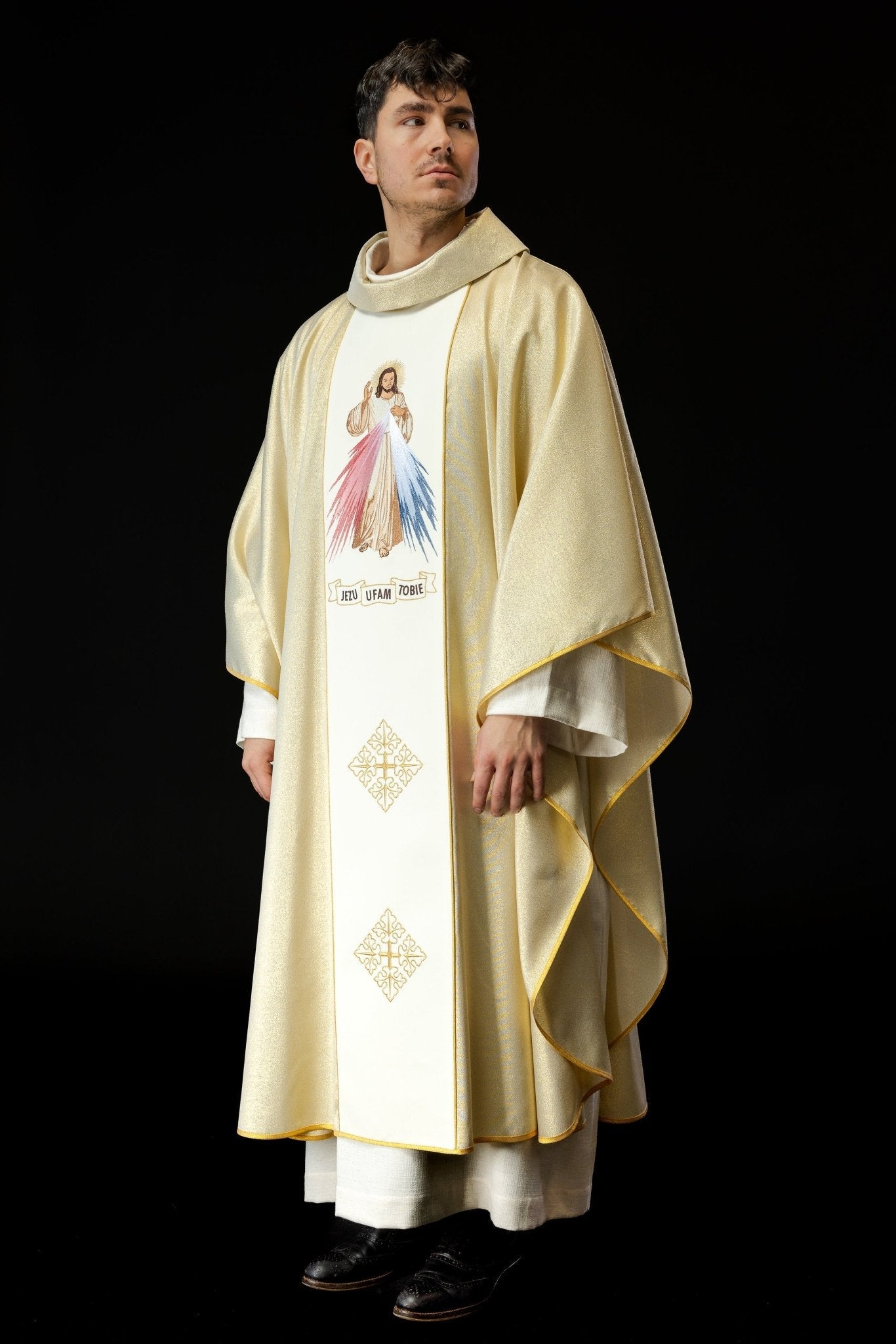 Casula bordada Jesus Misericordioso e IHS em dourado