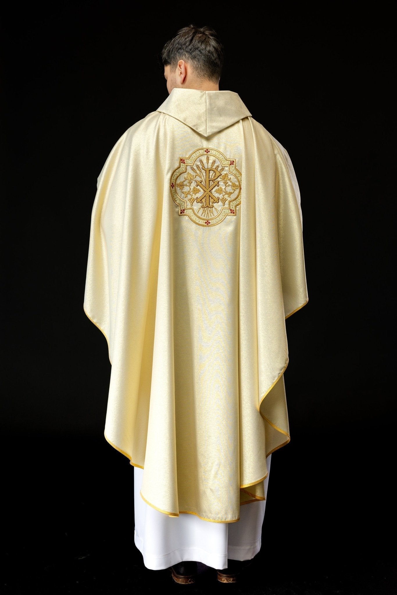 Casula dourada com bordado IHS e PAX