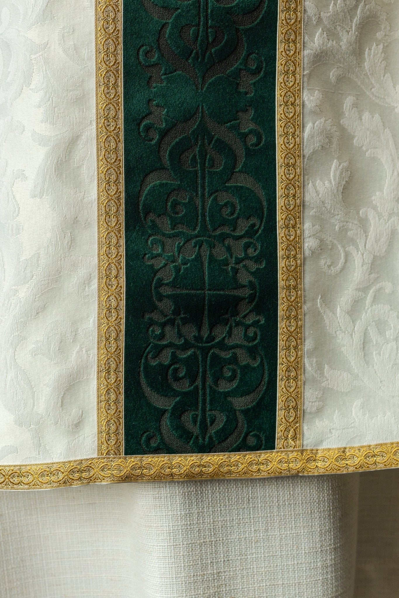 Casula com faixa de veludo e galões decorativos