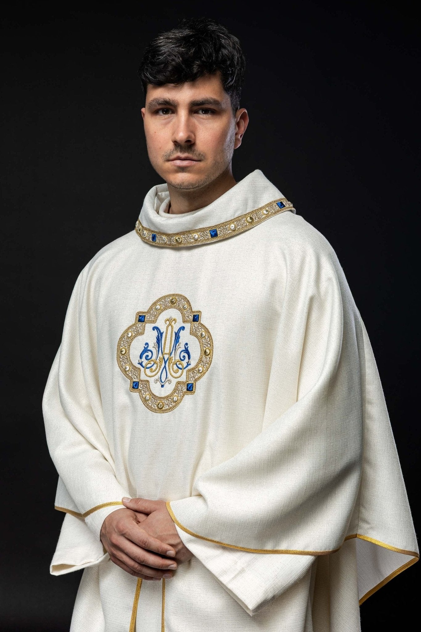 Casula litúrgica com brasão mariano bordado