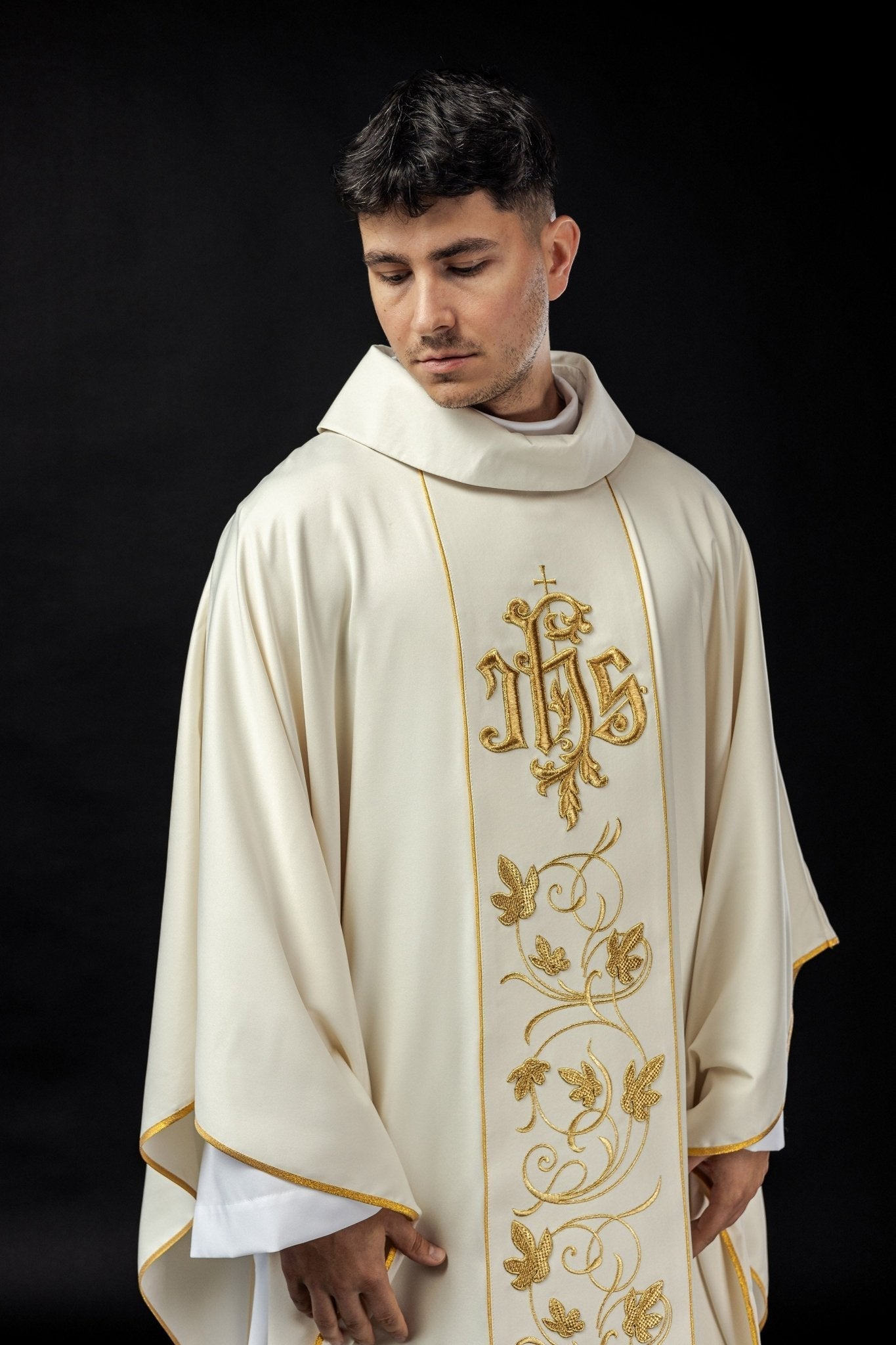 Casula litúrgica creme com faixa bordada, motivo floral e IHS